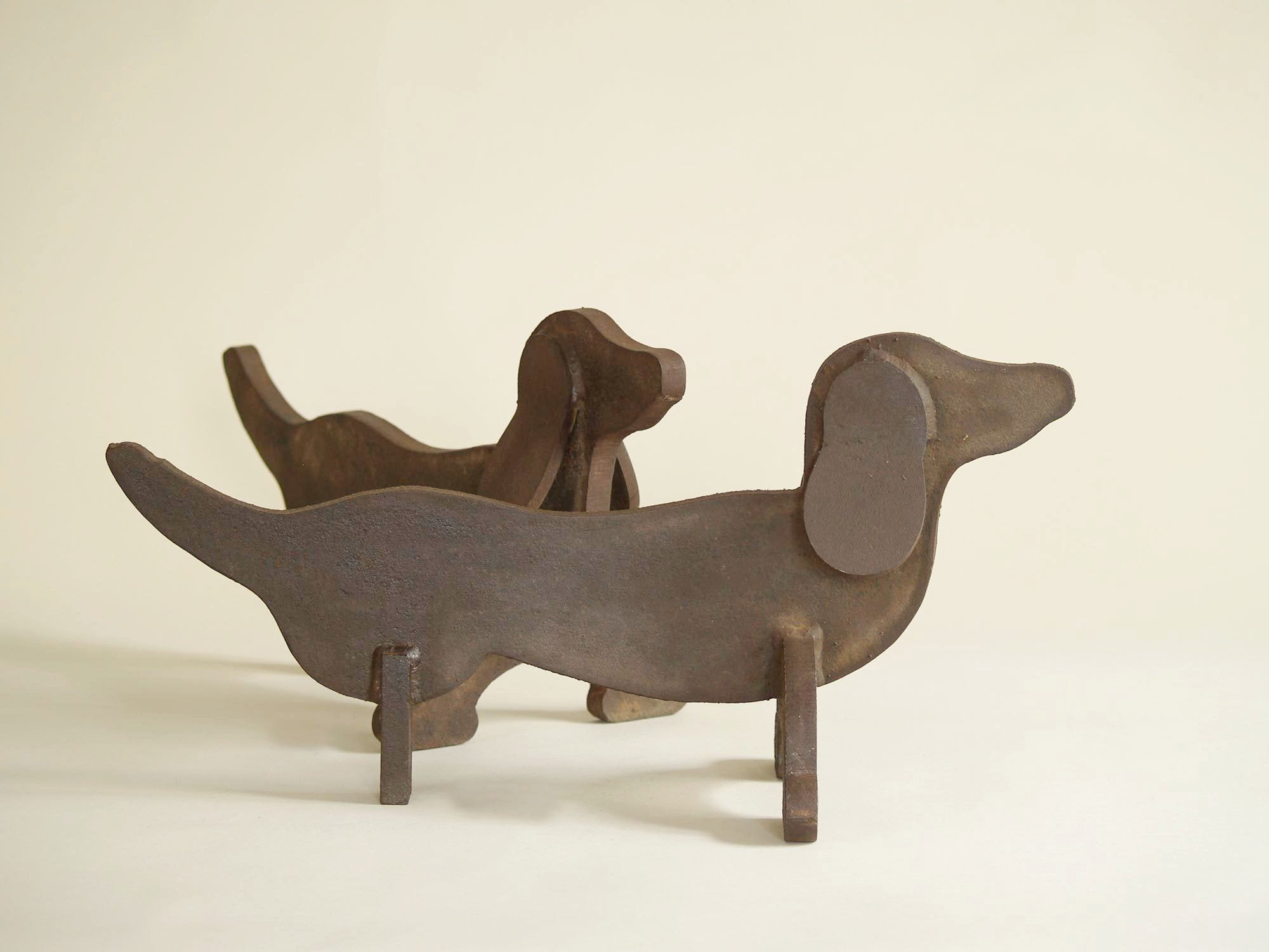 Paire de chenets Art Déco attribués à Édouard Schenck, France (vers 1930)..Pair of Art Déco fire-dogs andirons attributed to Édouard Schenck, France (circa 1930)
