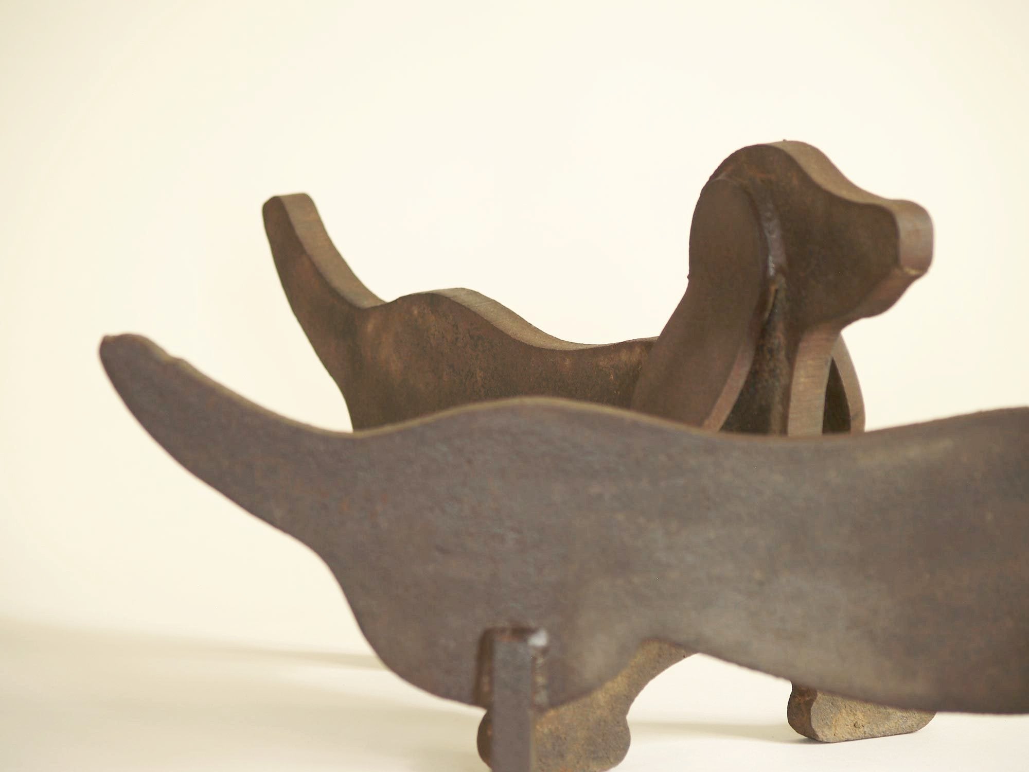 Paire de chenets Art Déco attribués à Édouard Schenck, France (vers 1930)..Pair of Art Déco fire-dogs andirons attributed to Édouard Schenck, France (circa 1930)