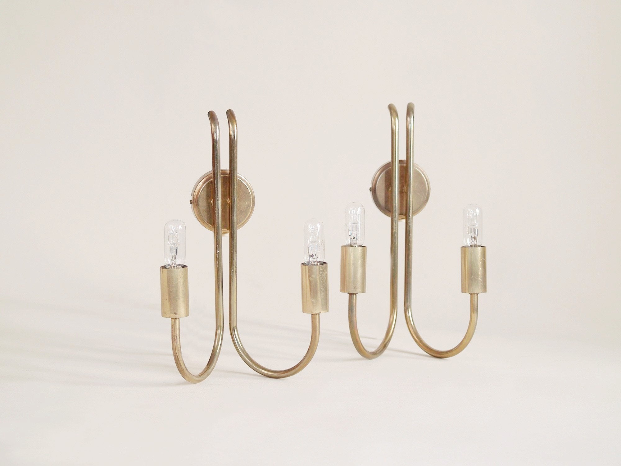Paire d’appliques néoclassiques doubles en laiton, Danemark (vers 1950)..Pair of neoclassical brass wall light, Denmark (circa 1950)