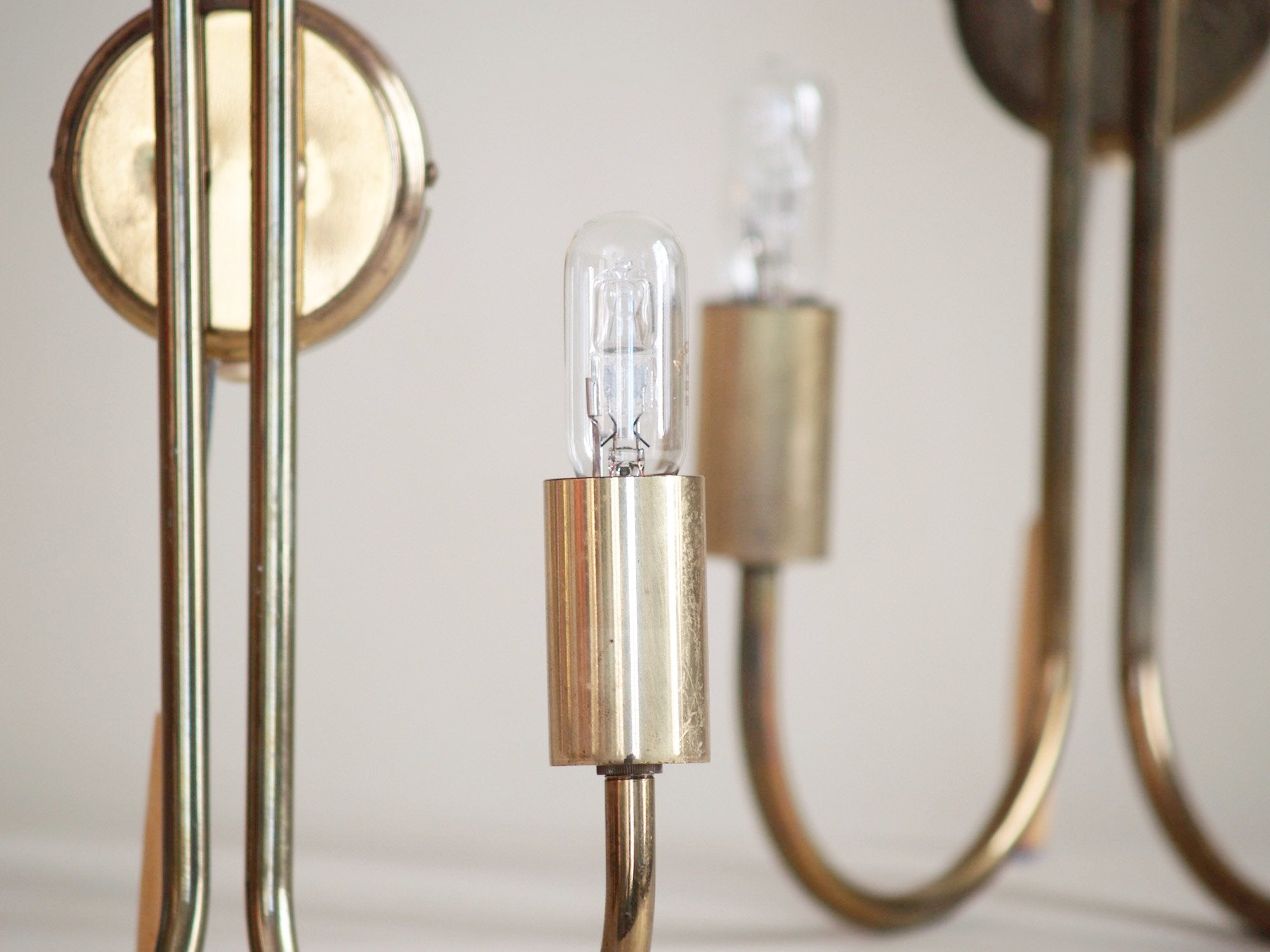 Paire d’appliques néoclassiques doubles en laiton, Danemark (vers 1950)..Pair of neoclassical brass wall light, Denmark (circa 1950)