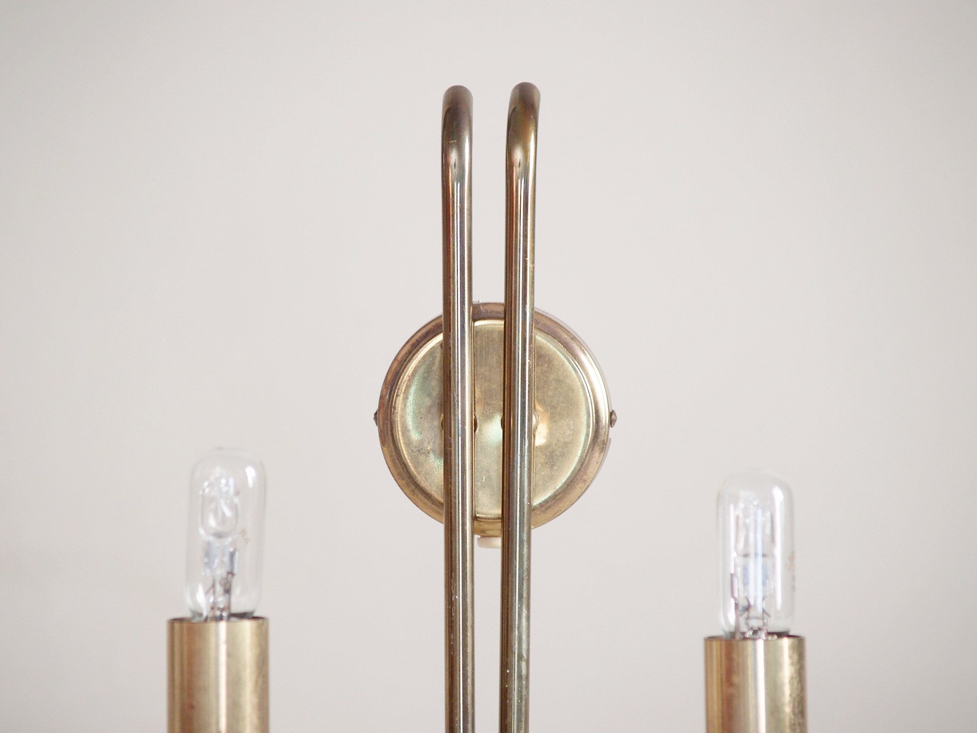 Paire d’appliques néoclassiques doubles en laiton, Danemark (vers 1950)..Pair of neoclassical brass wall light, Denmark (circa 1950)