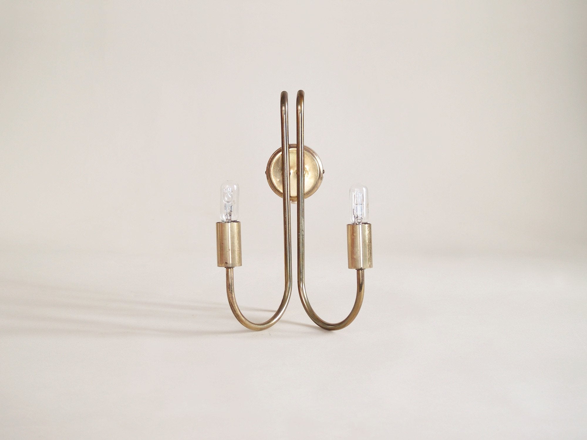 Paire d’appliques néoclassiques doubles en laiton, Danemark (vers 1950)..Pair of neoclassical brass wall light, Denmark (circa 1950)