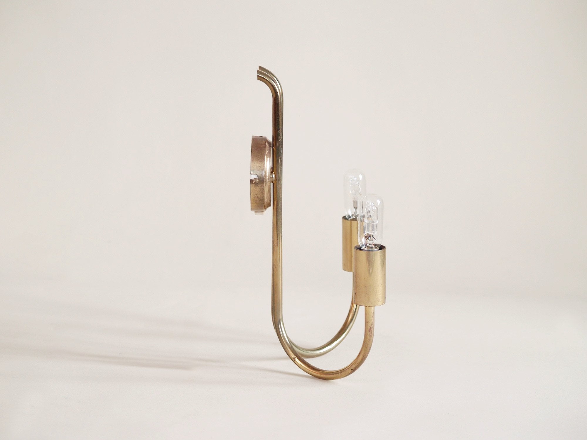 Paire d’appliques néoclassiques doubles en laiton, Danemark (vers 1950)..Pair of neoclassical brass wall light, Denmark (circa 1950)