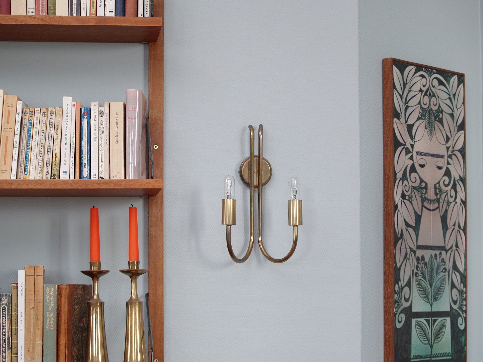 Paire d’appliques néoclassiques doubles en laiton, Danemark (vers 1950)..Pair of neoclassical brass wall light, Denmark (circa 1950)