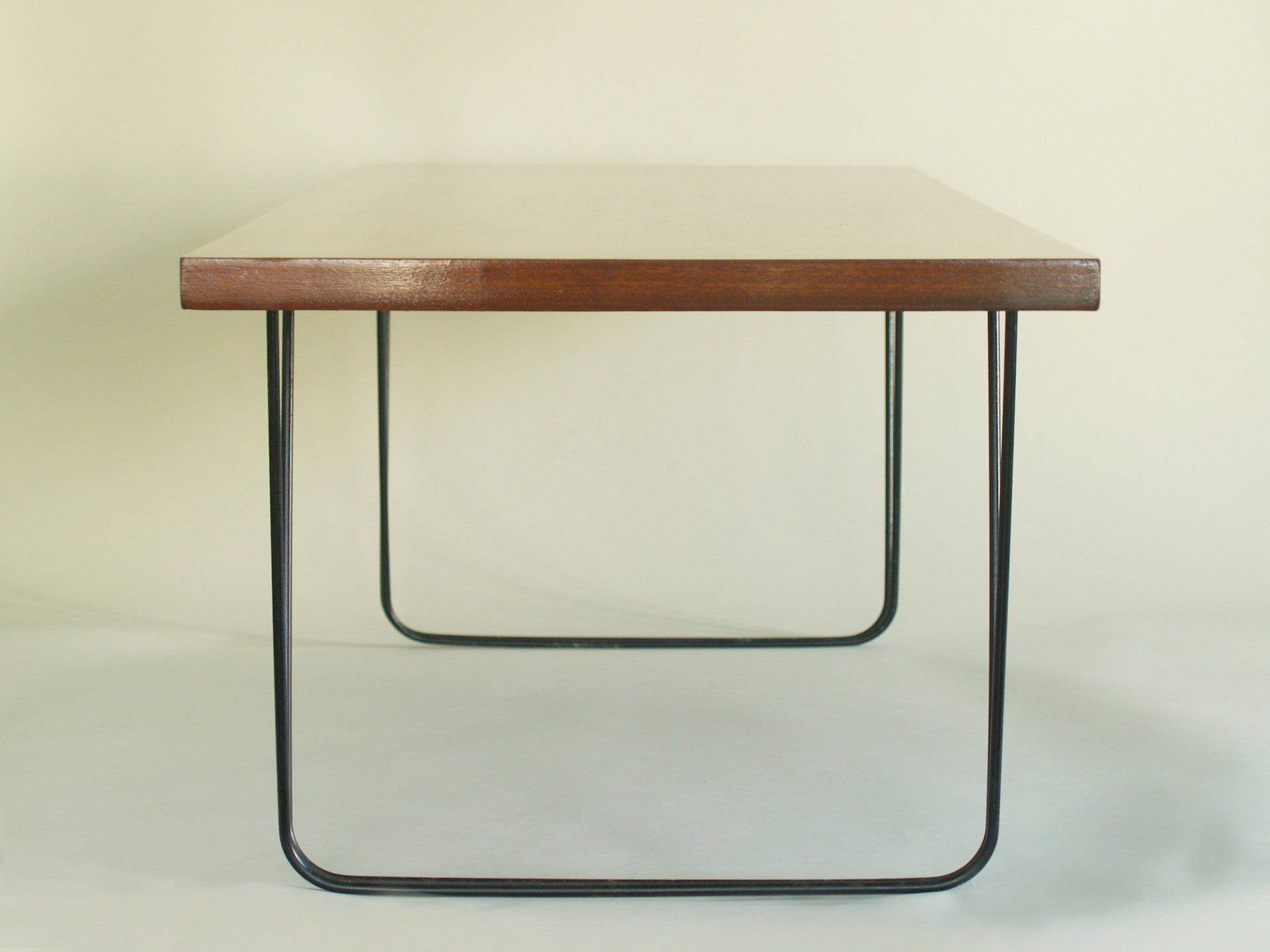 Table basse CM 191 de Pierre Paulin pour Thonet, France (vers 1957)..CM 191 Coffee table by Pierre Paulin for Thonet, France (vers 1957)