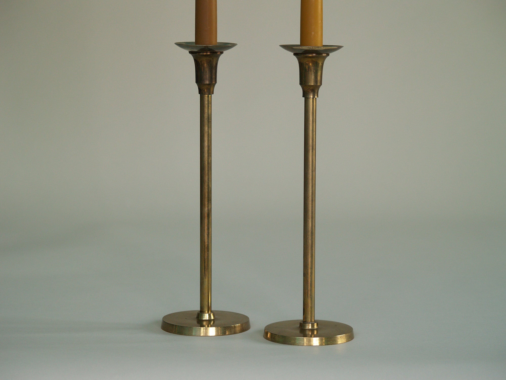 Paire de flambeaux Néoclassiques, Finlande (vers 1950)..Pair of  Neoclassical Candle holders, Finland (circa 1950)