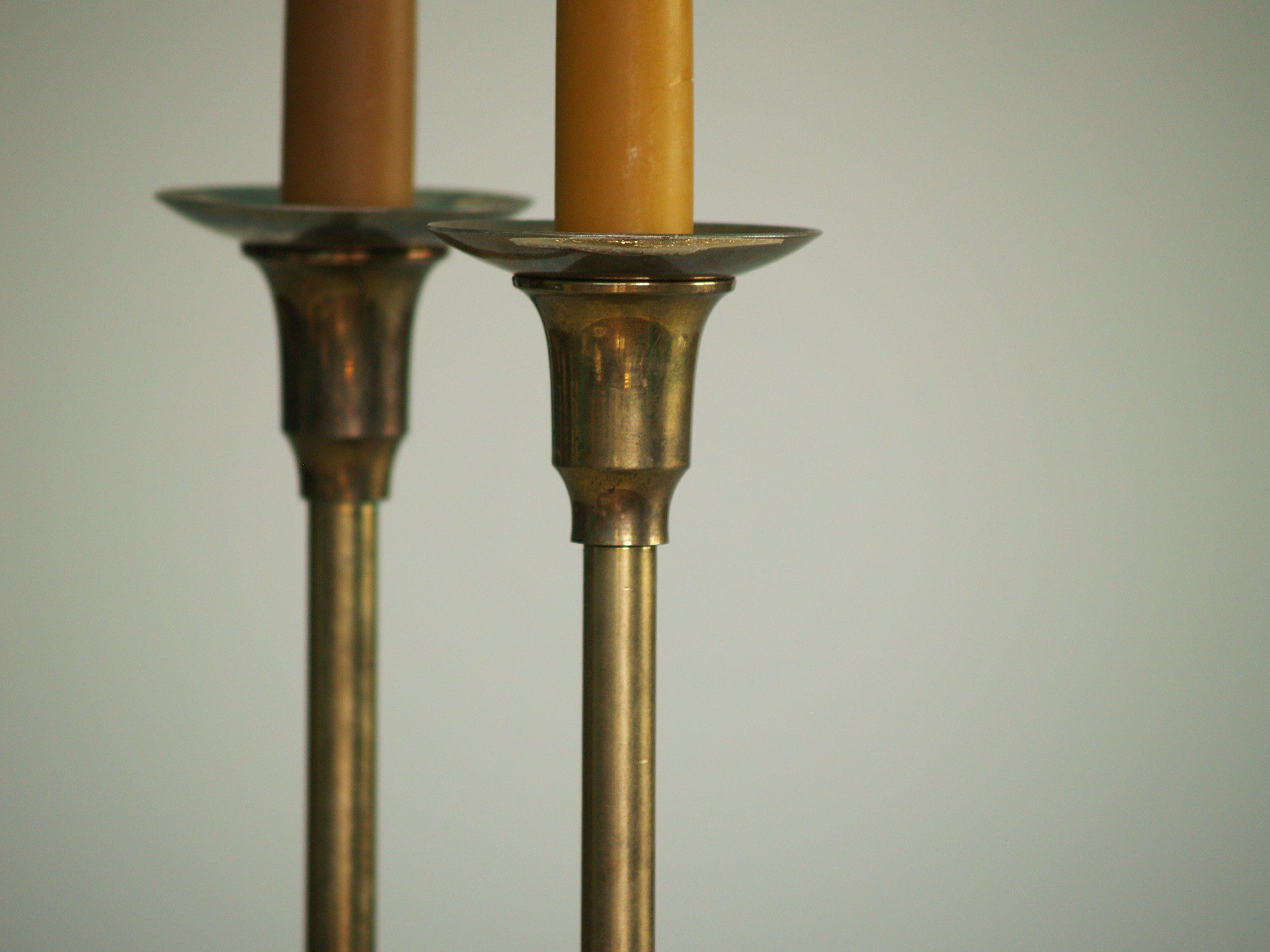 Paire de flambeaux Néoclassiques, Finlande (vers 1950)..Pair of  Neoclassical Candle holders, Finland (circa 1950)