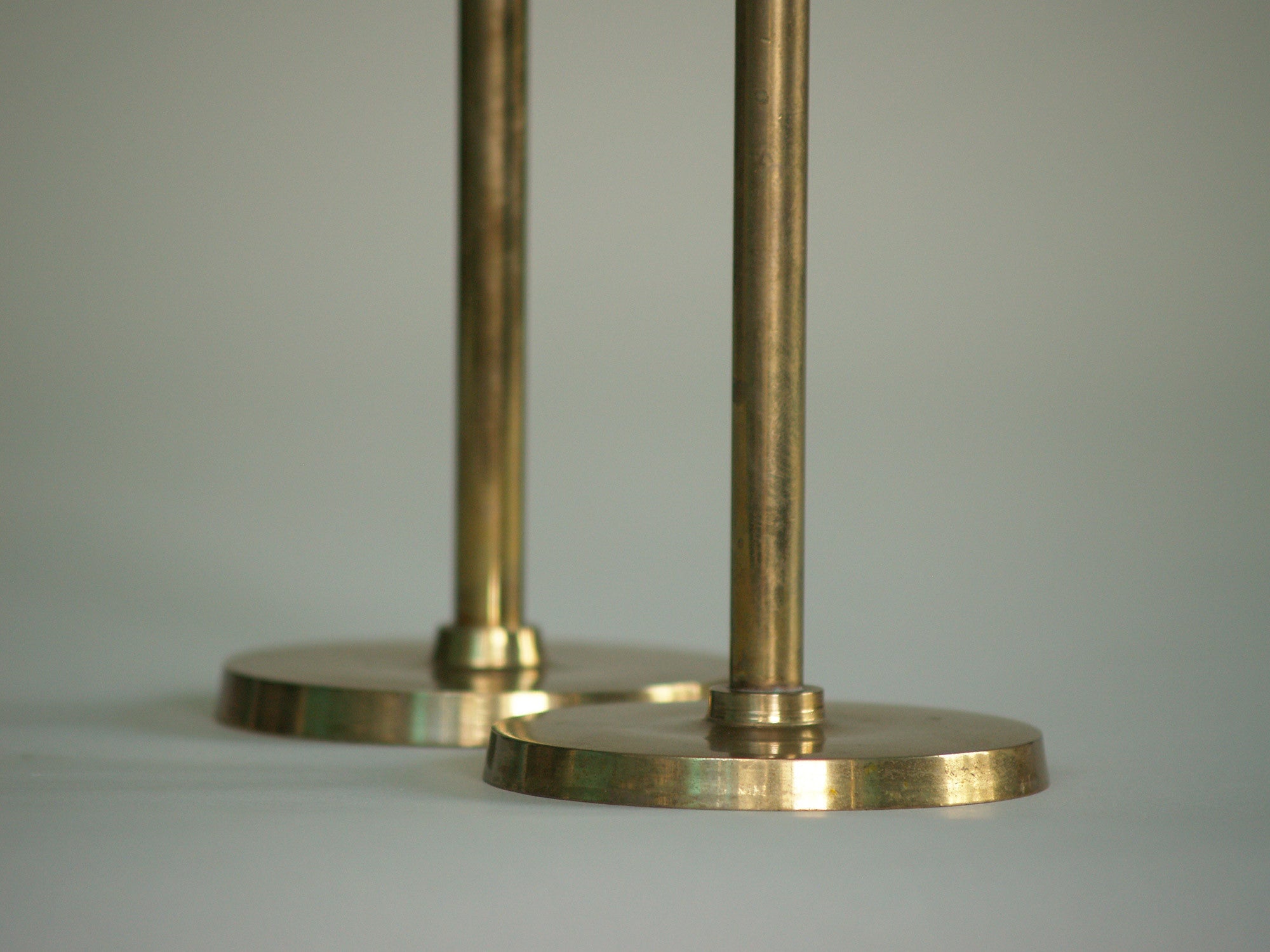 Paire de flambeaux Néoclassiques, Finlande (vers 1950)..Pair of  Neoclassical Candle holders, Finland (circa 1950)