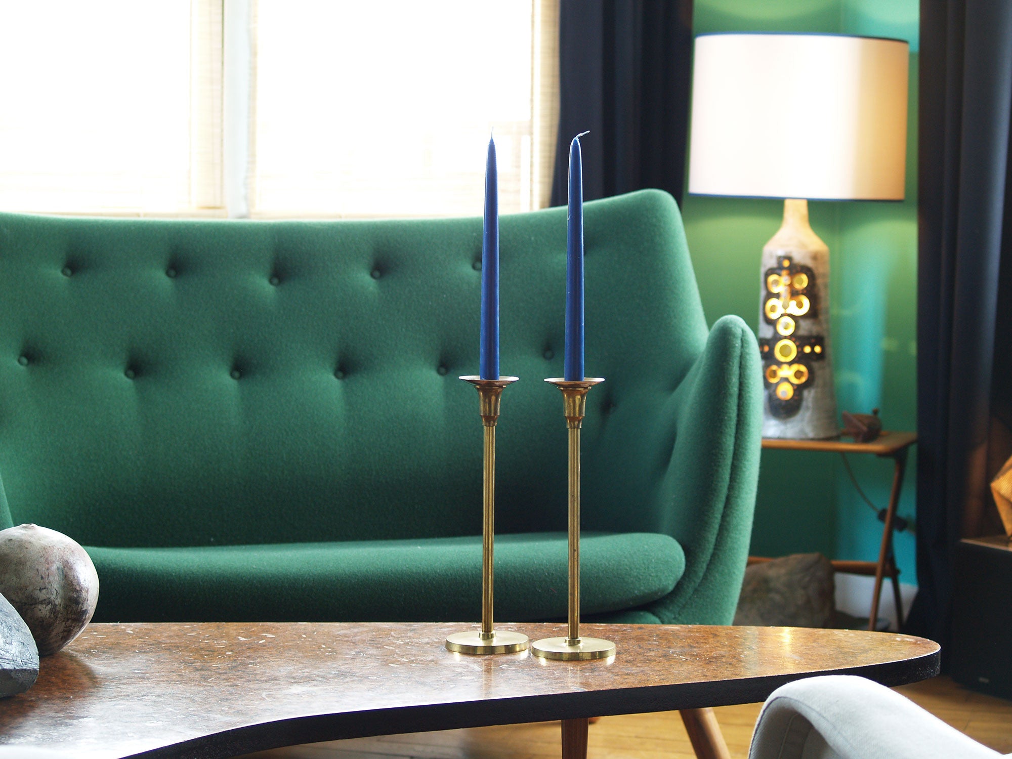 Paire de flambeaux Néoclassiques, Finlande (vers 1950)..Pair of  Neoclassical Candle holders, Finland (circa 1950)