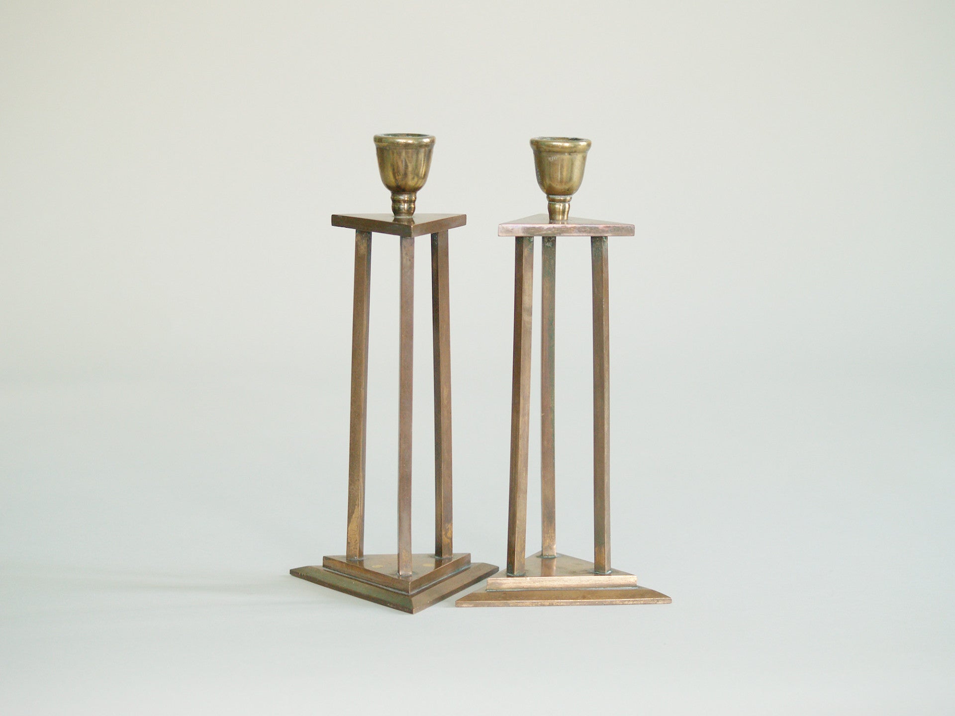 Paire de flambeaux kansallisromantiikka, Finlande (vers 1890)..Pair of candle holders Kansallisromantika, Finland (circa 1890)