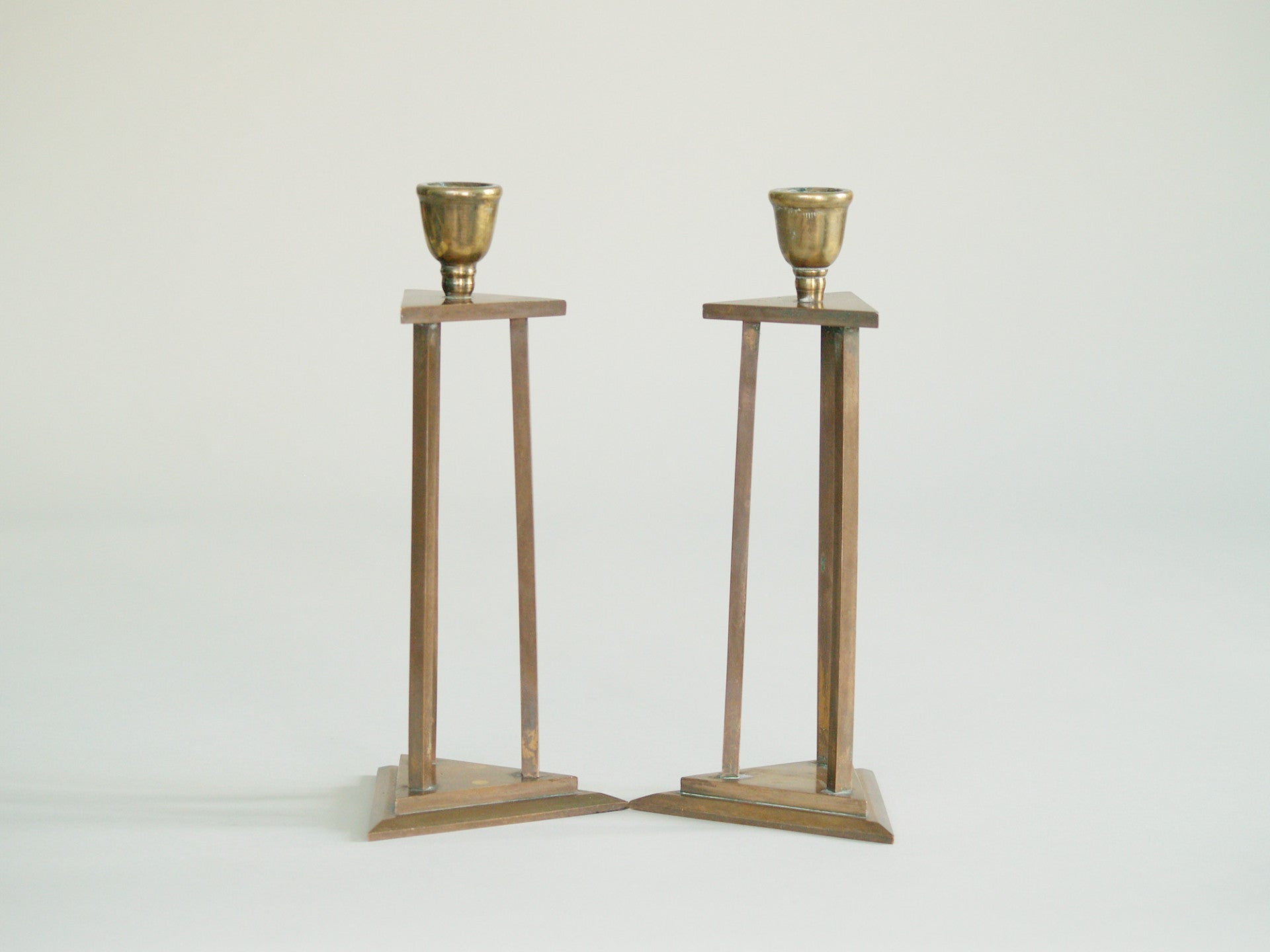 Paire de flambeaux kansallisromantiikka, Finlande (vers 1890)..Pair of candle holders Kansallisromantika, Finland (circa 1890)
