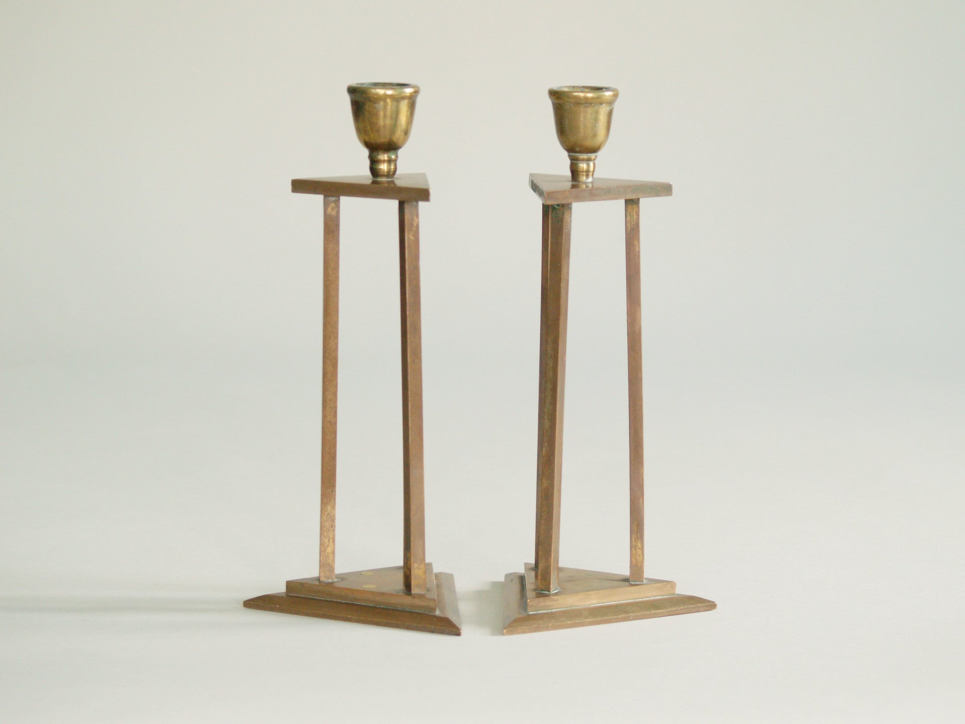 Paire de flambeaux kansallisromantiikka, Finlande (vers 1890)..Pair of candle holders Kansallisromantika, Finland (circa 1890)