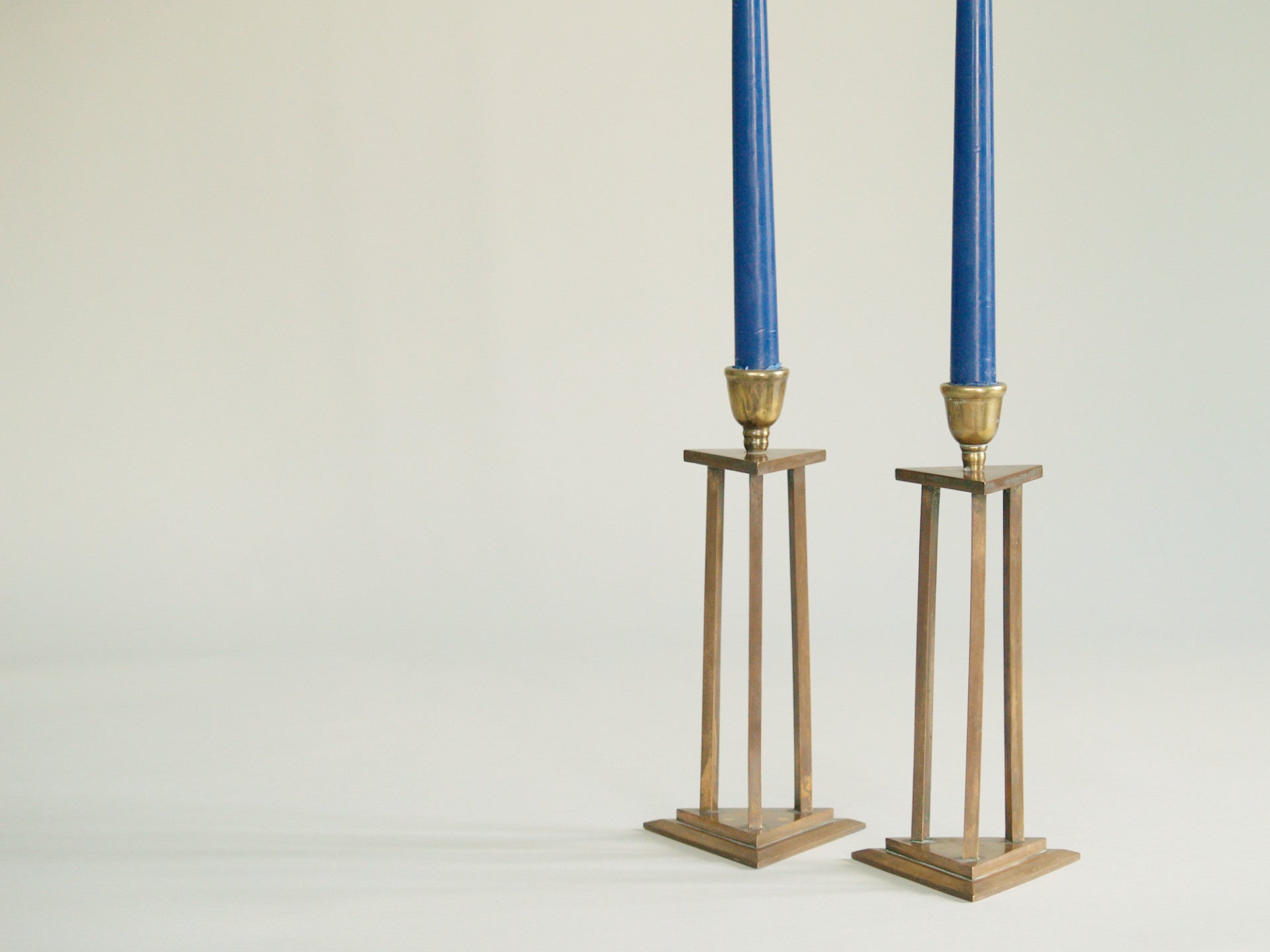 Paire de flambeaux kansallisromantiikka, Finlande (vers 1890)..Pair of candle holders Kansallisromantika, Finland (circa 1890)