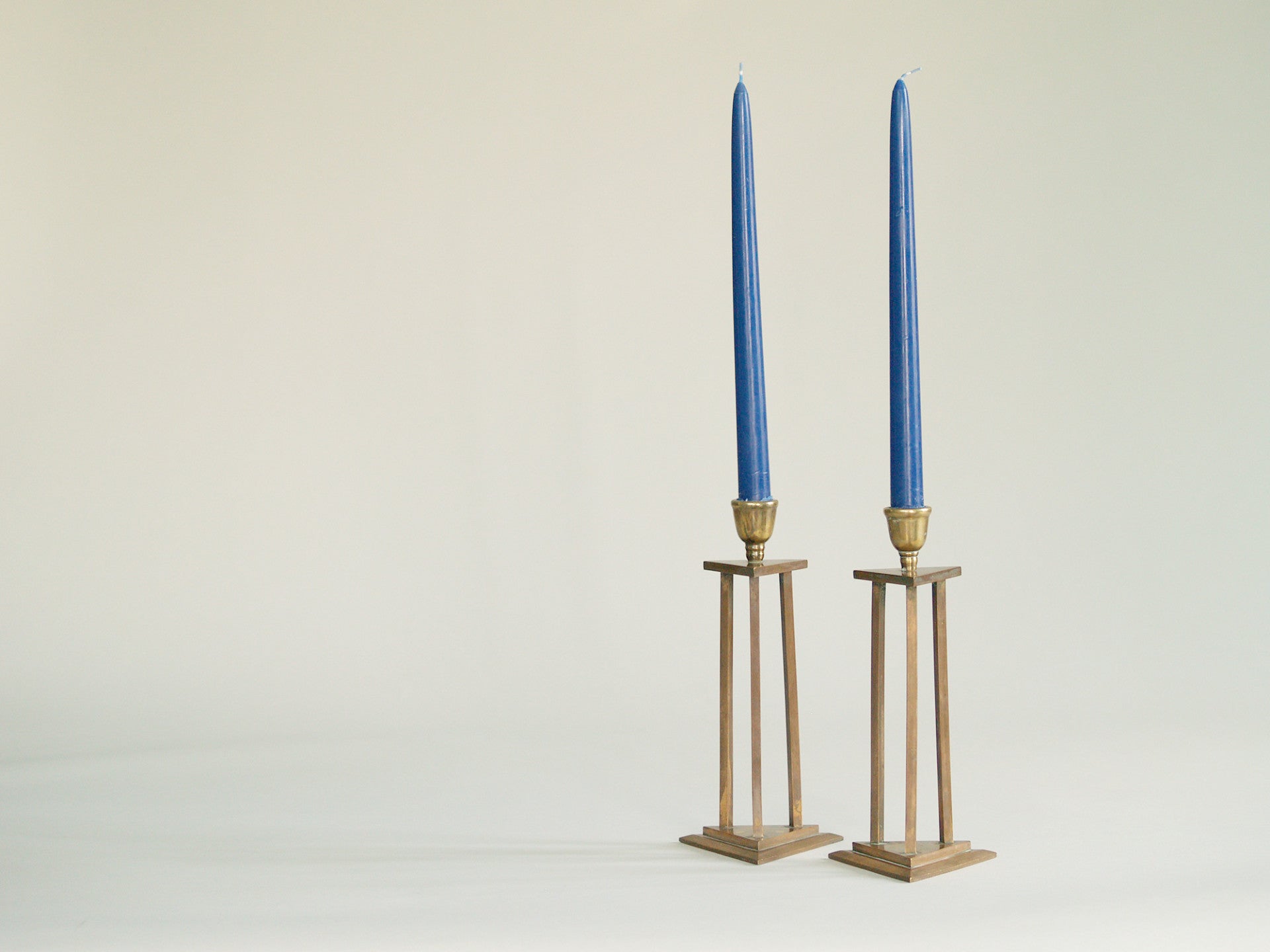 Paire de flambeaux kansallisromantiikka, Finlande (vers 1890)..Pair of candle holders Kansallisromantika, Finland (circa 1890)