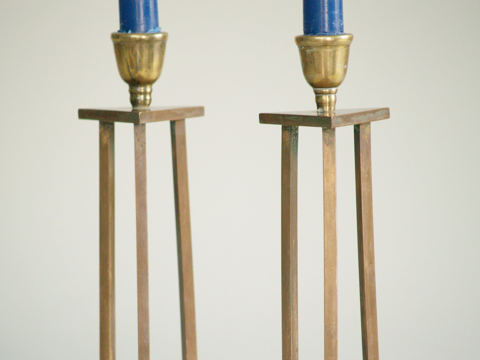 Paire de flambeaux kansallisromantiikka, Finlande (vers 1890)..Pair of candle holders Kansallisromantika, Finland (circa 1890)