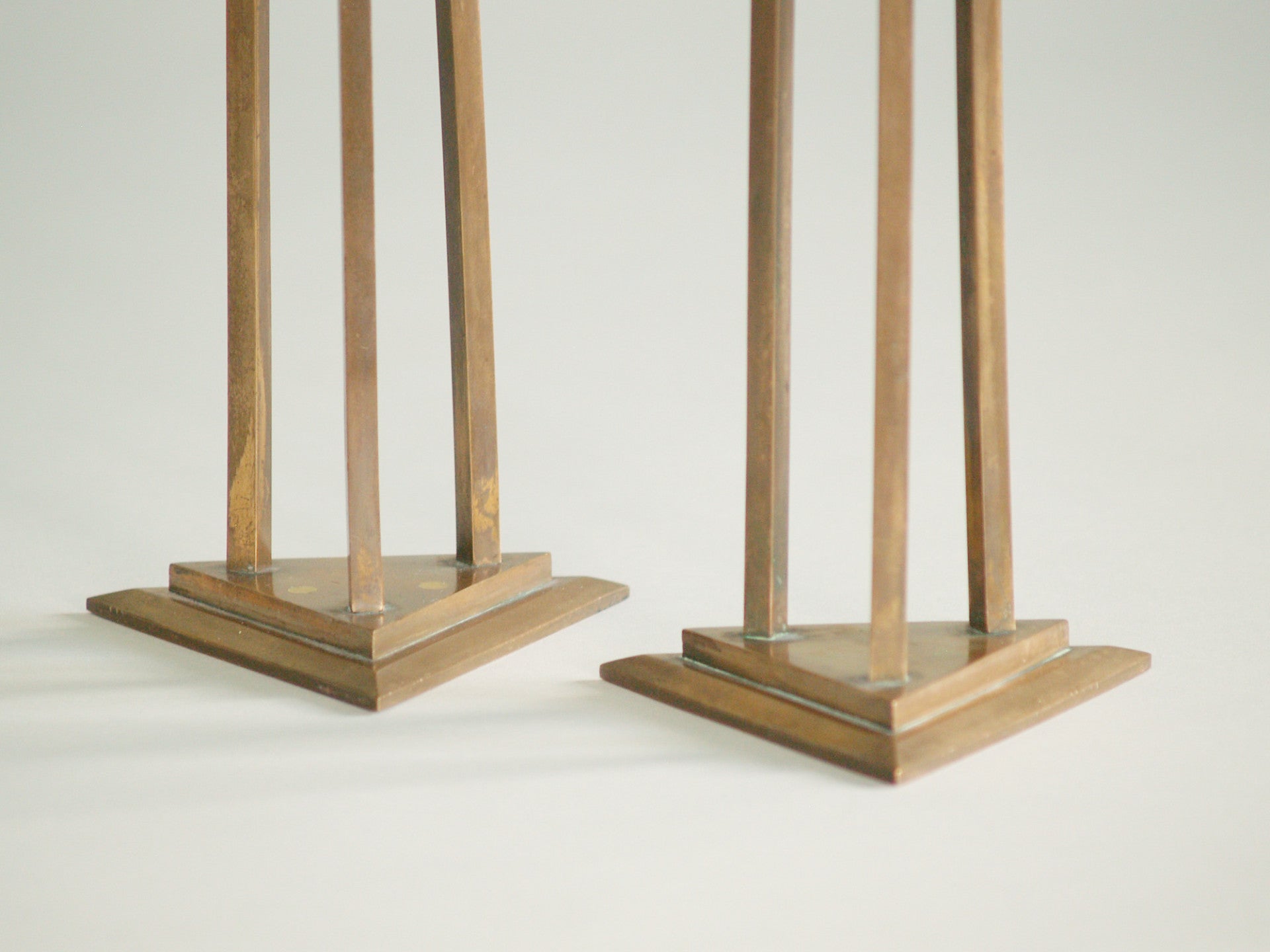 Paire de flambeaux kansallisromantiikka, Finlande (vers 1890)..Pair of candle holders Kansallisromantika, Finland (circa 1890)