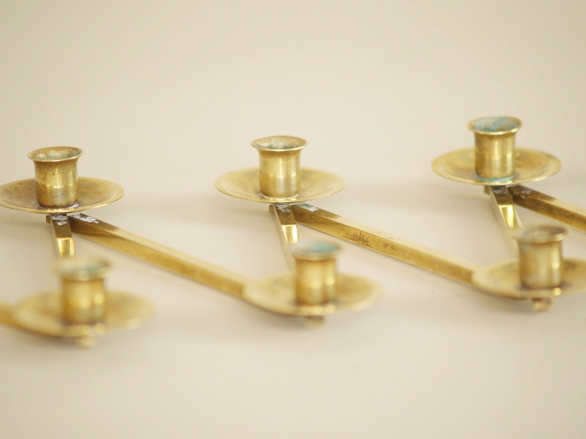 Bougeoir moderniste articulé Margareta Staken, Suède (vers 1945)..Expandable Margareta Staken Modernist brass candle holders, Sweden (circa 1945)