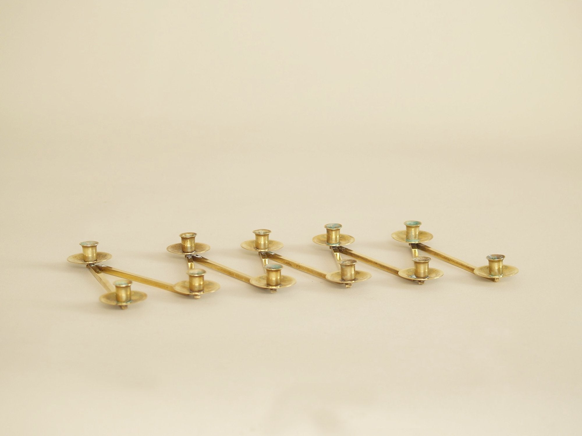 Bougeoir moderniste articulé Margareta Staken, Suède (vers 1945)..Expandable Margareta Staken Modernist brass candle holders, Sweden (circa 1945)