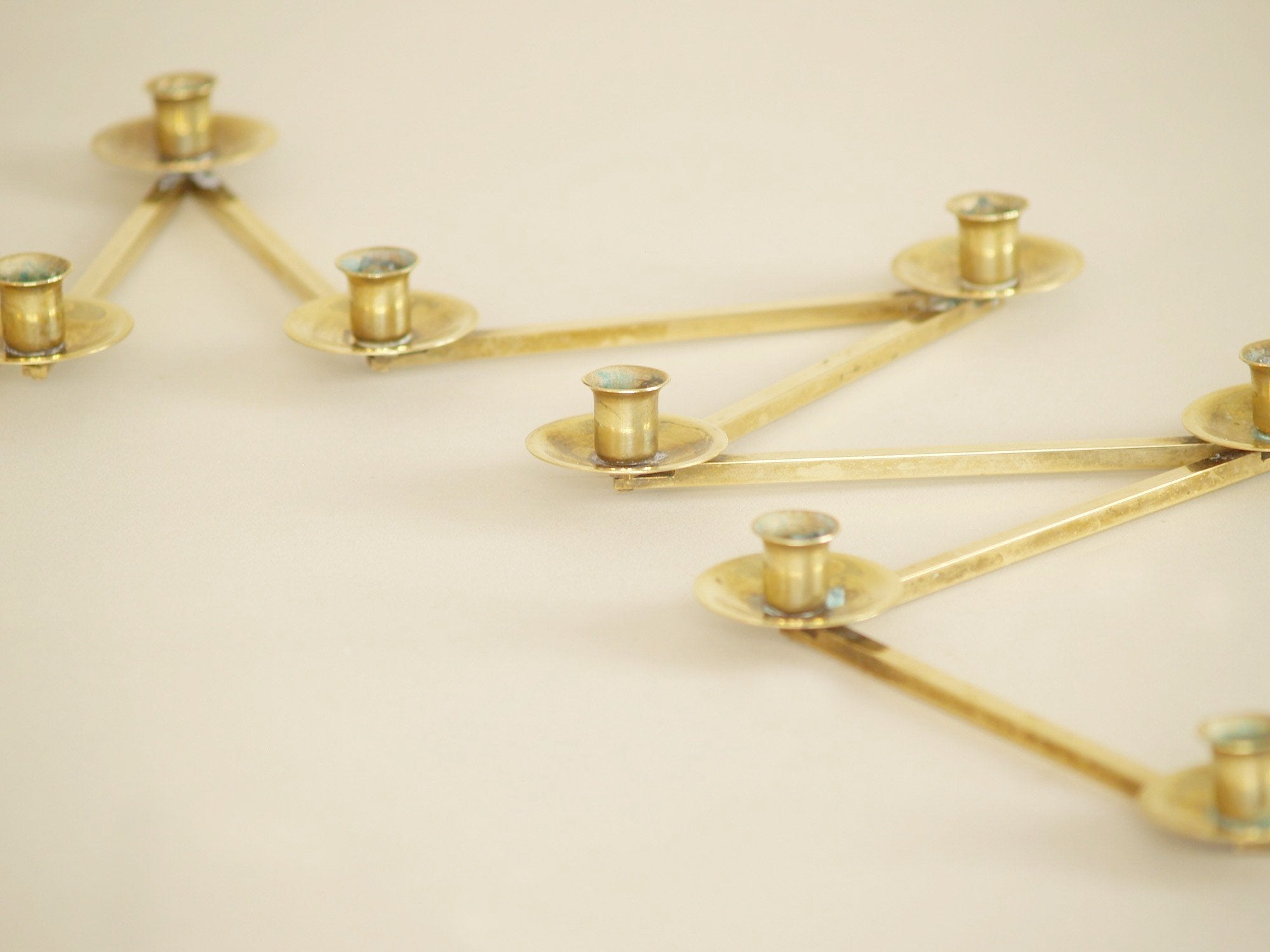 Bougeoir moderniste articulé Margareta Staken, Suède (vers 1945)..Expandable Margareta Staken Modernist brass candle holders, Sweden (circa 1945)