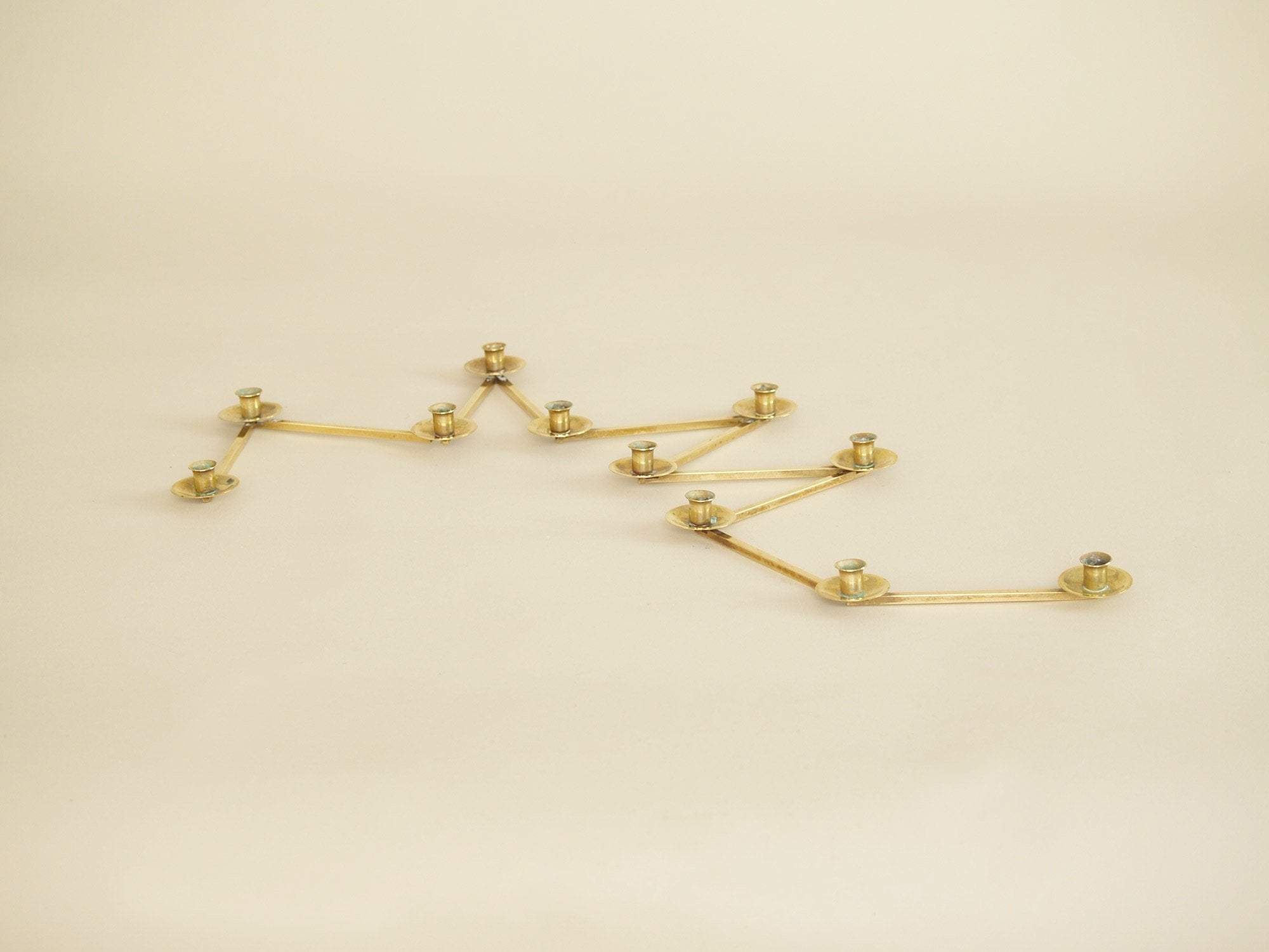 Bougeoir moderniste articulé Margareta Staken, Suède (vers 1945)..Expandable Margareta Staken Modernist brass candle holders, Sweden (circa 1945)