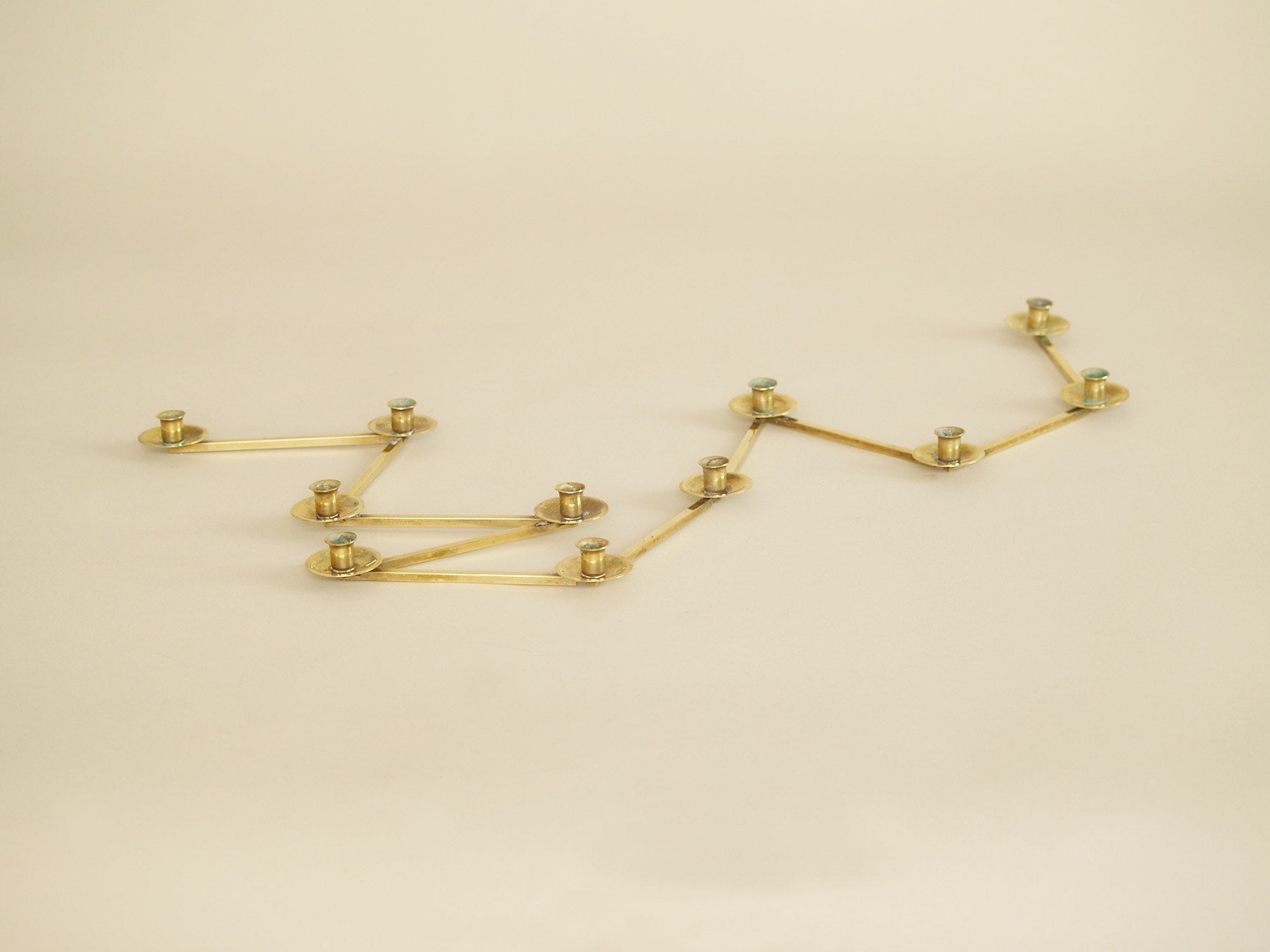 Bougeoir moderniste articulé Margareta Staken, Suède (vers 1945)..Expandable Margareta Staken Modernist brass candle holders, Sweden (circa 1945)
