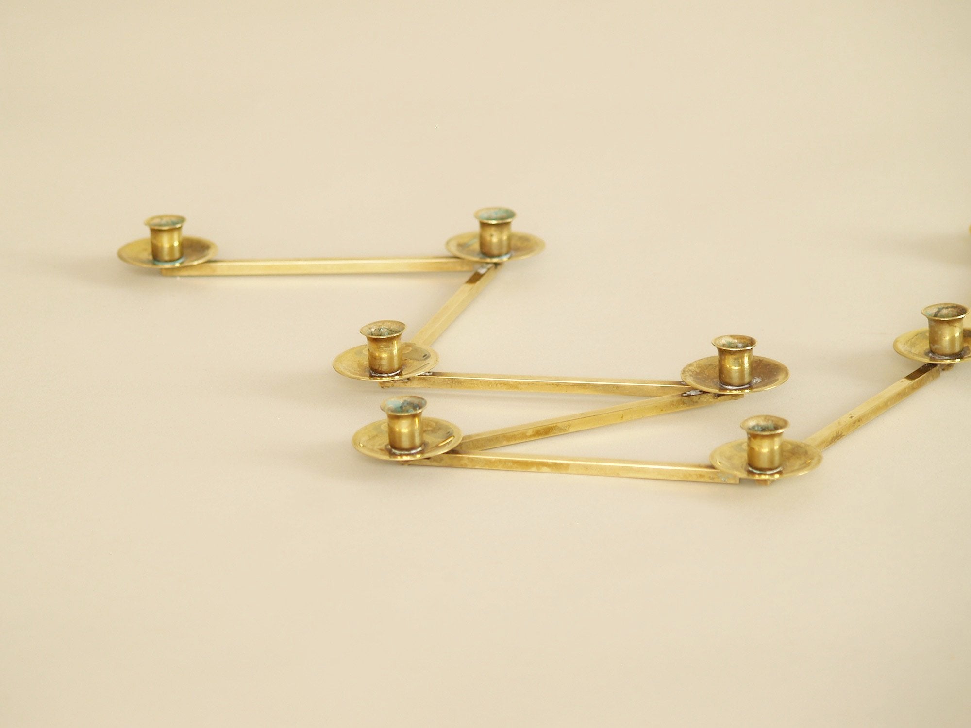 Bougeoir moderniste articulé Margareta Staken, Suède (vers 1945)..Expandable Margareta Staken Modernist brass candle holders, Sweden (circa 1945)