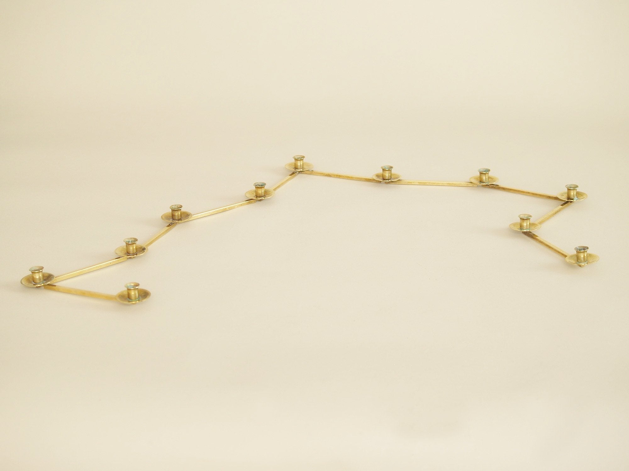 Bougeoir moderniste articulé Margareta Staken, Suède (vers 1945)..Expandable Margareta Staken Modernist brass candle holders, Sweden (circa 1945)