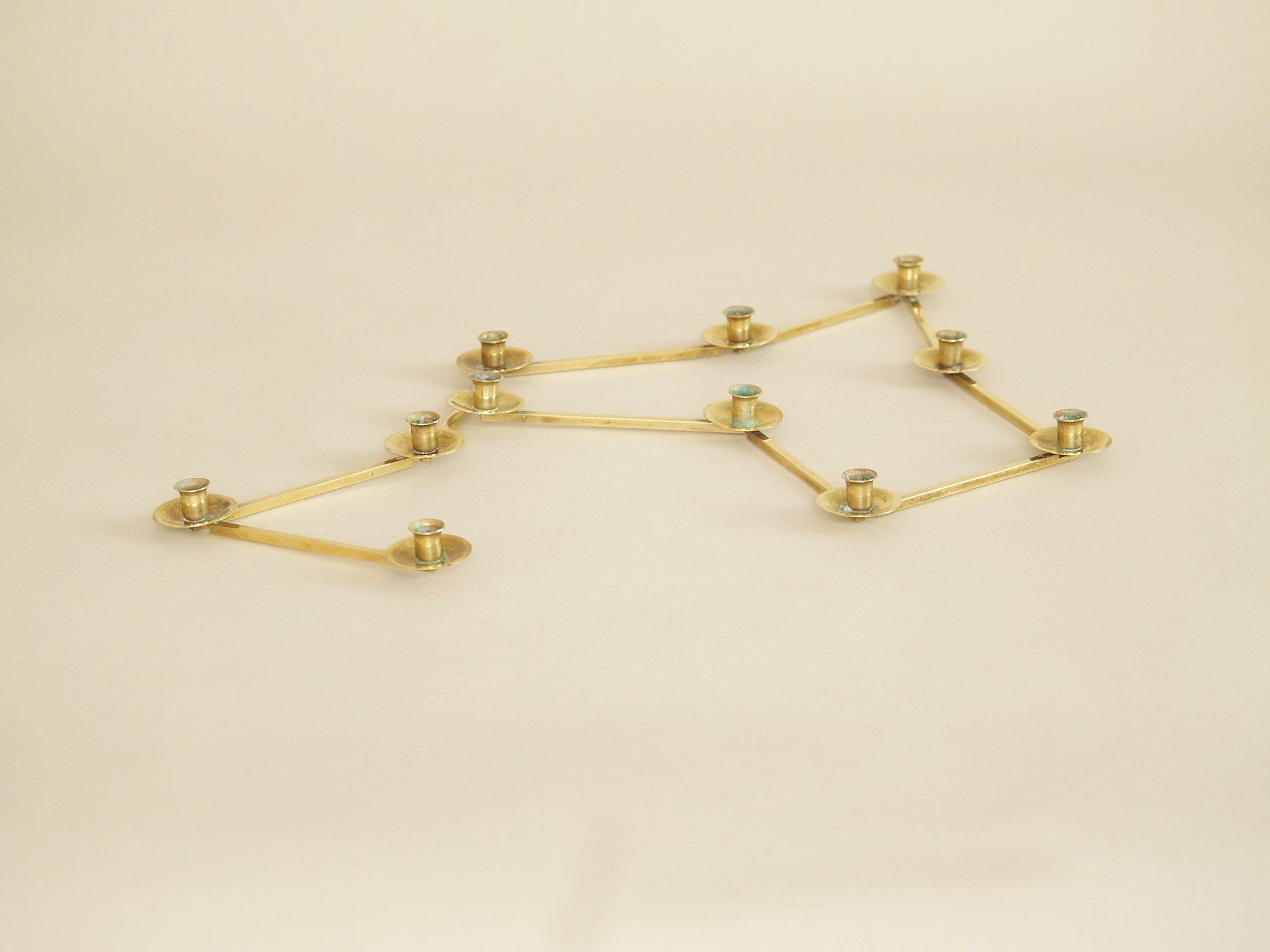 Bougeoir moderniste articulé Margareta Staken, Suède (vers 1945)..Expandable Margareta Staken Modernist brass candle holders, Sweden (circa 1945)