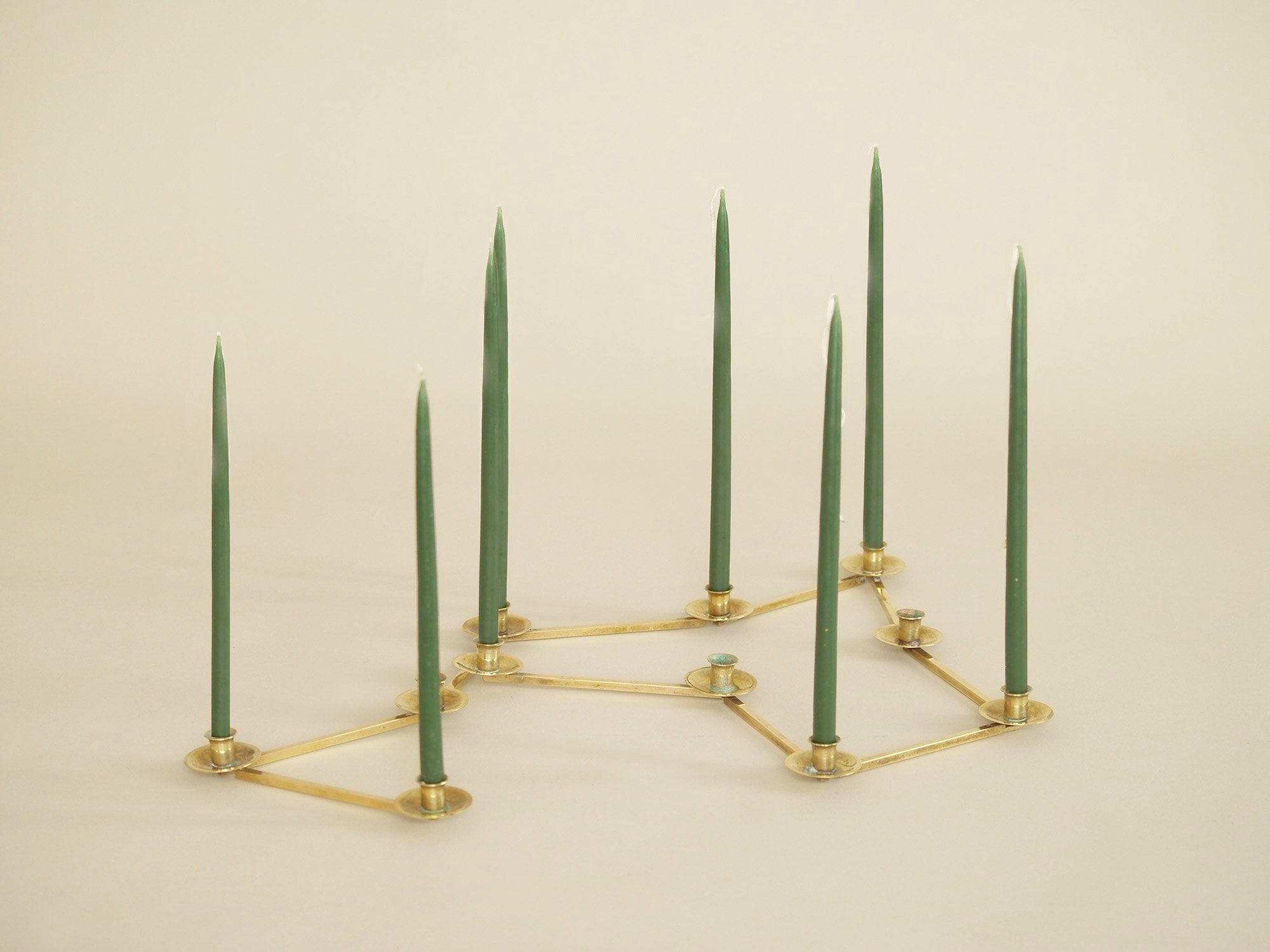 Bougeoir moderniste articulé Margareta Staken, Suède (vers 1945)..Expandable Margareta Staken Modernist brass candle holders, Sweden (circa 1945)