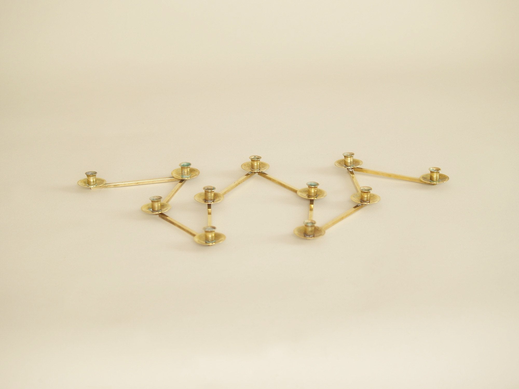 Bougeoir moderniste articulé Margareta Staken, Suède (vers 1945)..Expandable Margareta Staken Modernist brass candle holders, Sweden (circa 1945)