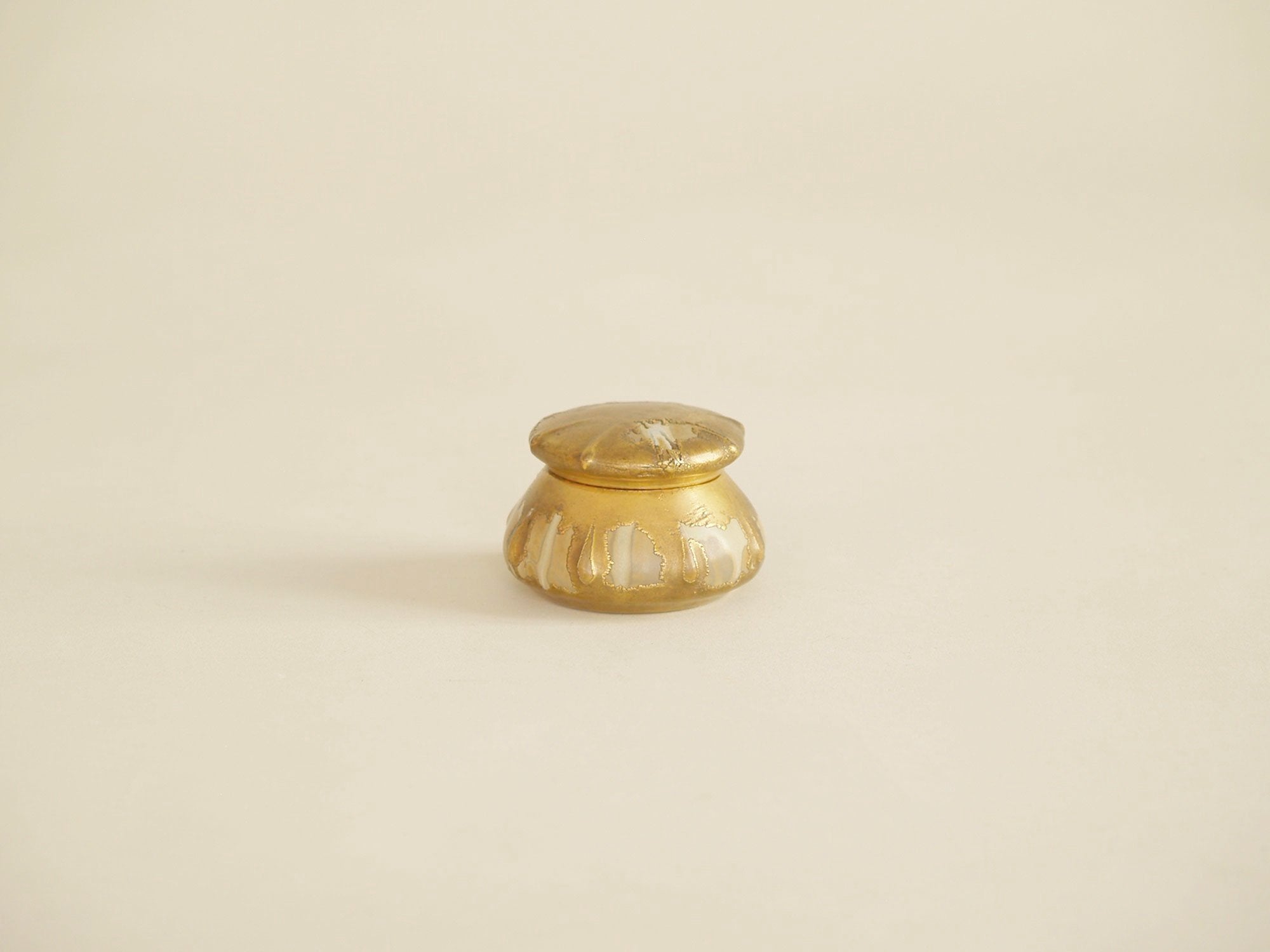 Rare boîte / Pot à poussière de thé (chaire) par René Denert et René‑Louis Balichon, France (vers 1915)..Kintsugi style tea caddy chaire by Denbac, France (circa 1915)