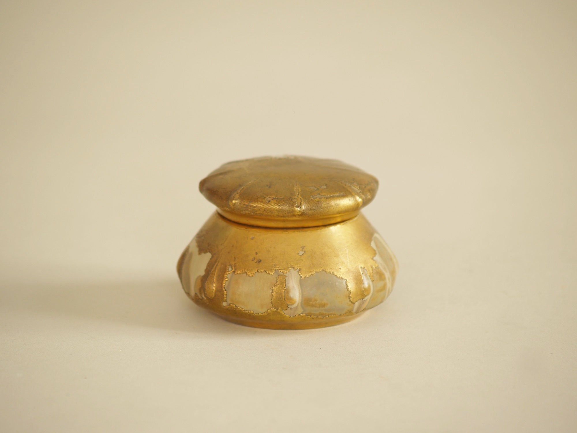 Rare boîte / Pot à poussière de thé (chaire) par René Denert et René‑Louis Balichon, France (vers 1915)..Kintsugi style tea caddy chaire by Denbac, France (circa 1915)