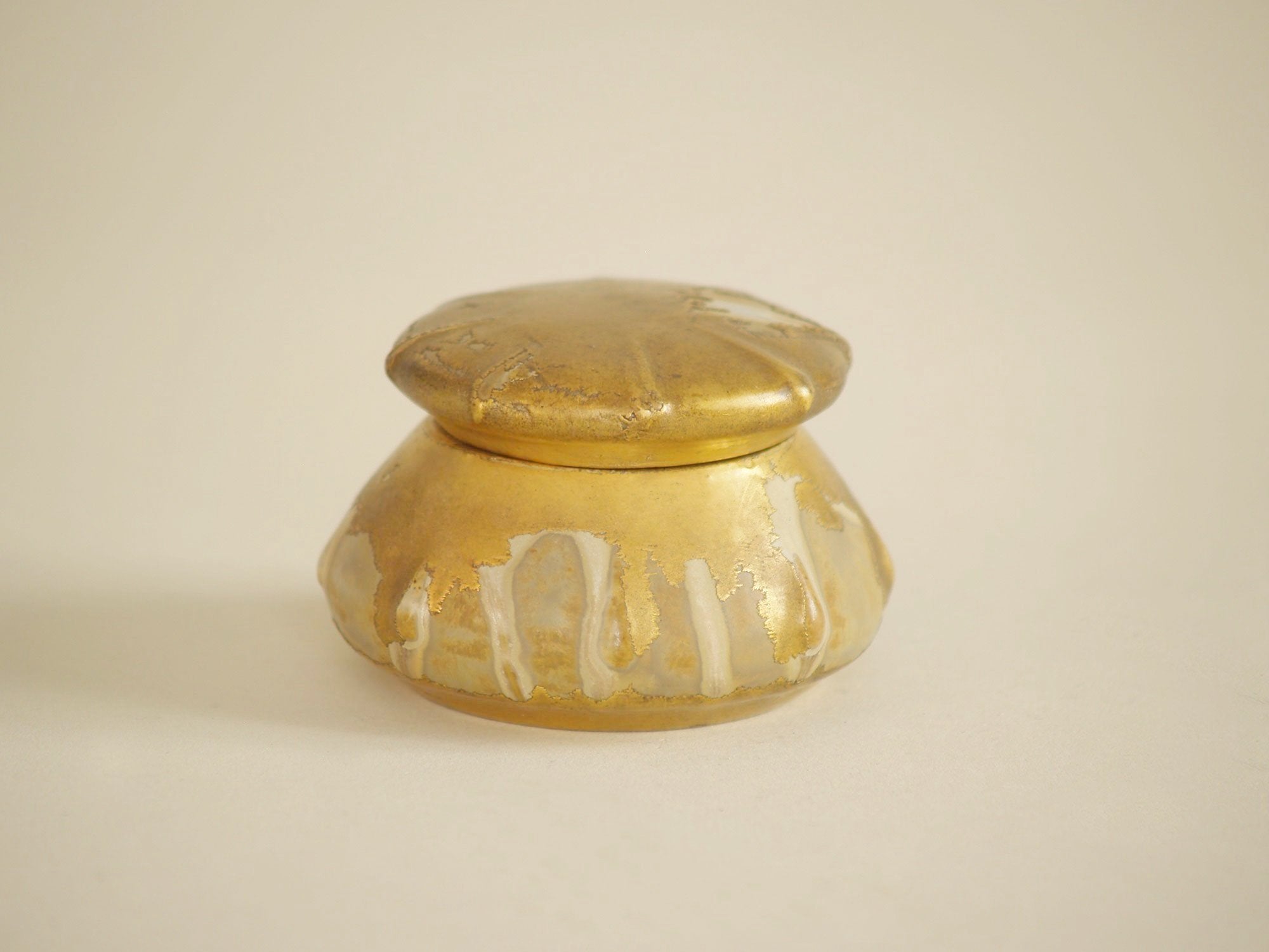 Rare boîte / Pot à poussière de thé (chaire) par René Denert et René‑Louis Balichon, France (vers 1915)..Kintsugi style tea caddy chaire by Denbac, France (circa 1915)
