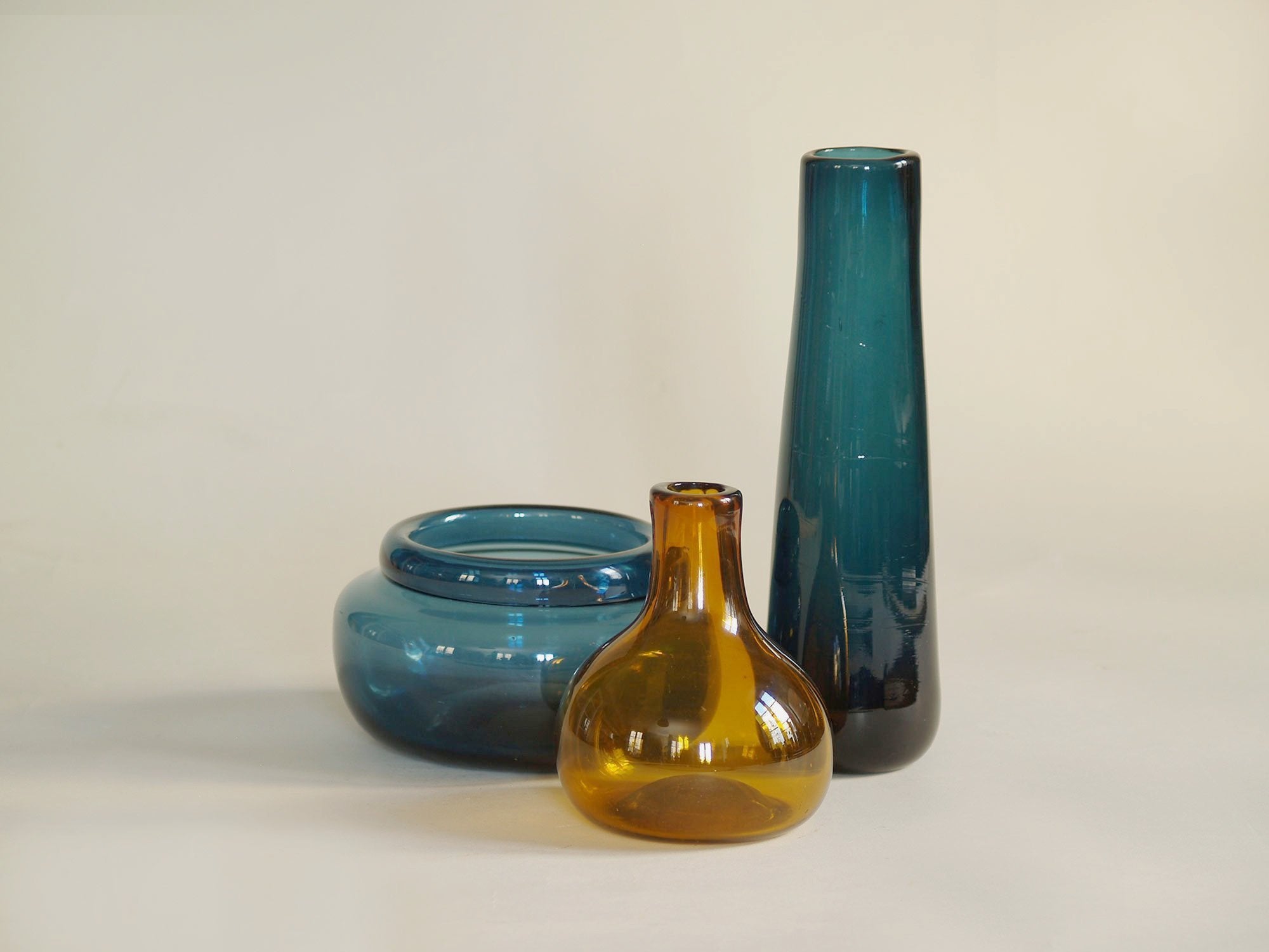 Ensemble de vases en verre soufflé par Claude Morin, France (1979)..Blown glass Set vases by Claude Morin, France (1979)