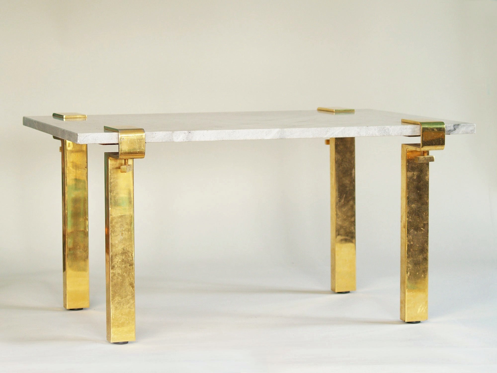Table basse serre‑joints T9 de François Arnal & Atelier A, France (1971)..T9 coffee table stand by François Arnal & Atelier A, France (1971)
