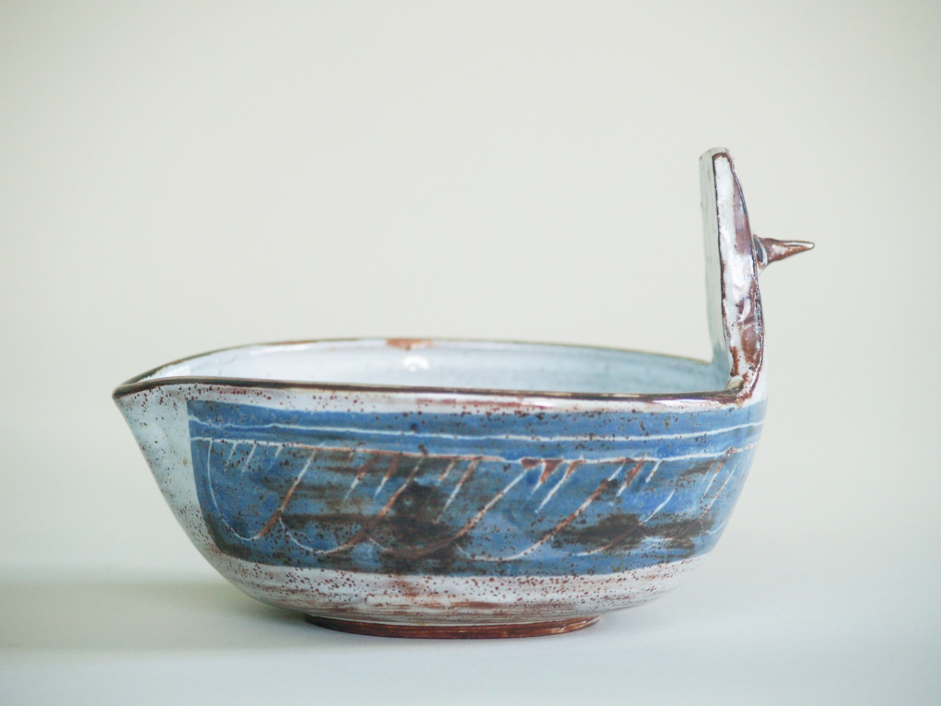 Coupe zoomorphe de Michel Barbier, France (vers 1958)..Zoomorphic Bowl by Michel Barbier, France (circa 1958)