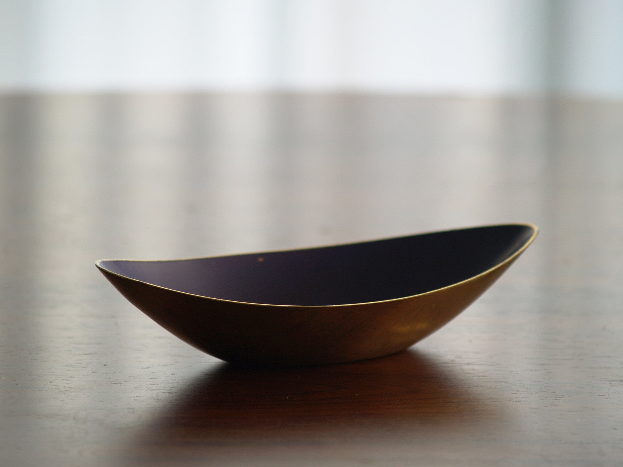 Coupe oblongue de Gunnar Ander & Ystad Metall, Suède (années 1950)..Bowl by Gunnar Ander & Ystad Metall, Sweden (circa 1950)