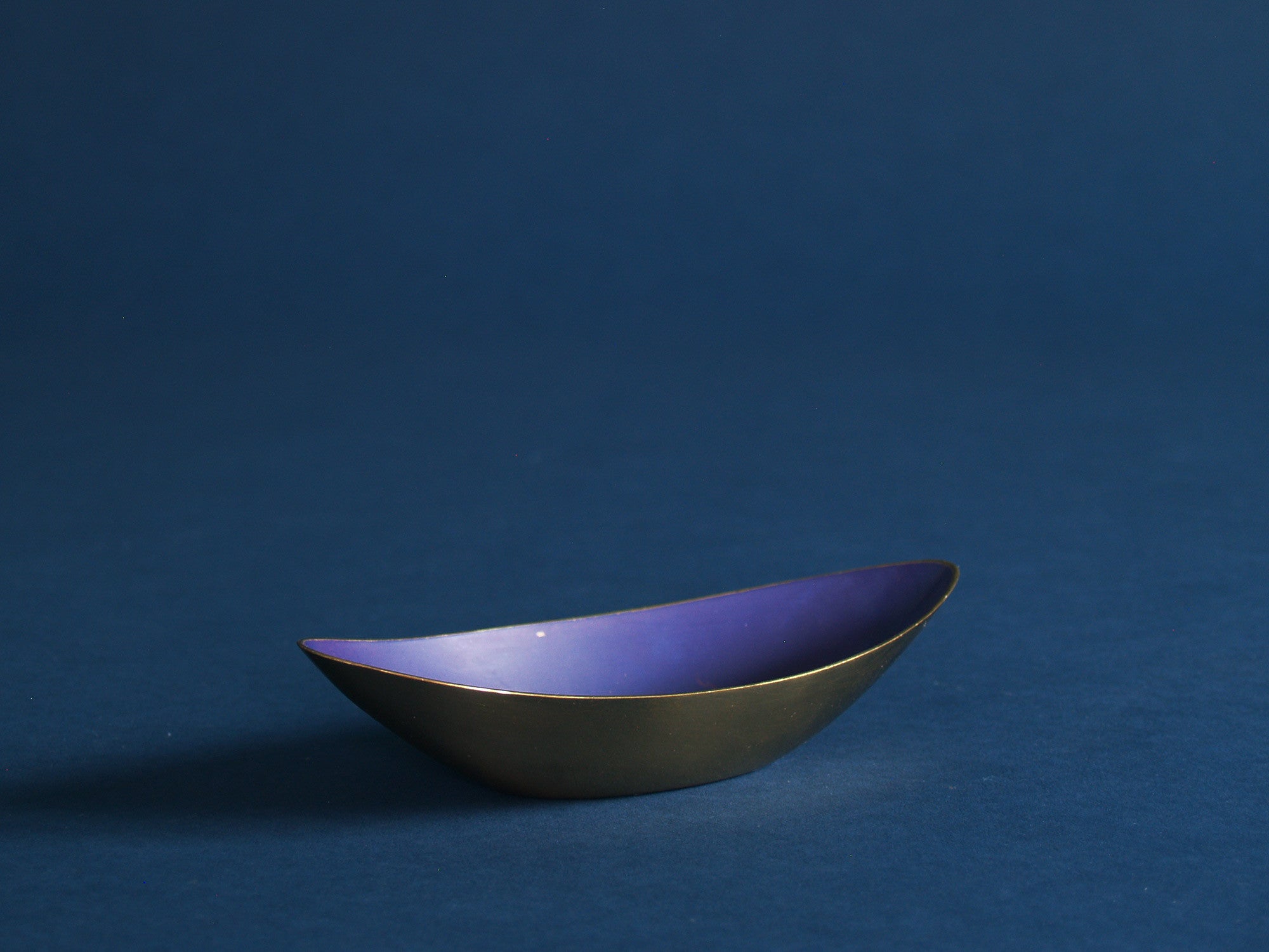 Coupe oblongue de Gunnar Ander & Ystad Metall, Suède (années 1950)..Bowl by Gunnar Ander & Ystad Metall, Sweden (circa 1950)