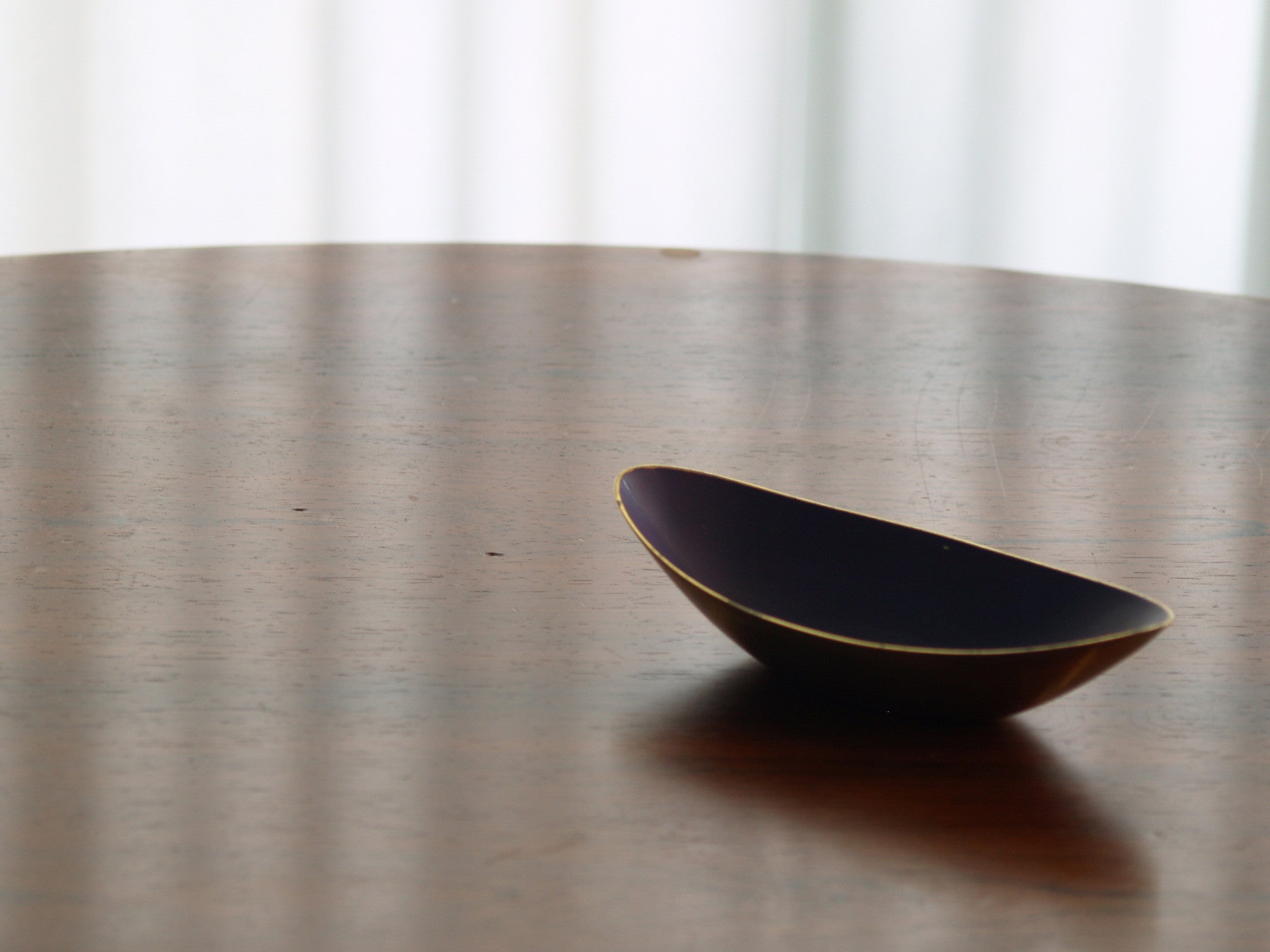 Coupe oblongue de Gunnar Ander & Ystad Metall, Suède (années 1950)..Bowl by Gunnar Ander & Ystad Metall, Sweden (circa 1950)