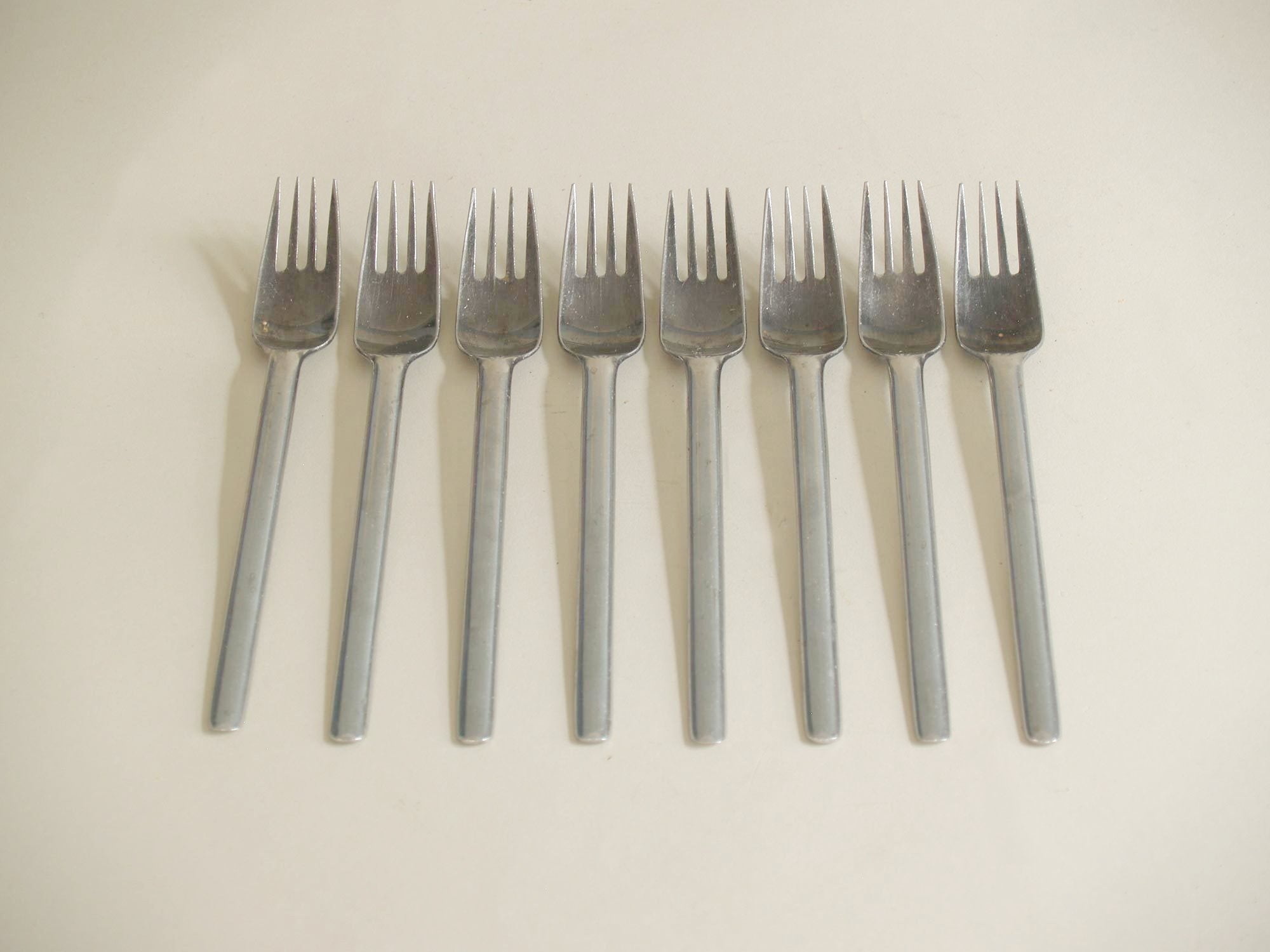 Ménagère / Service de table par Nils Johan, Suède (vers 1950)..Modernist Cutlery Set by Nils Johan, Sweden (circa 1950)