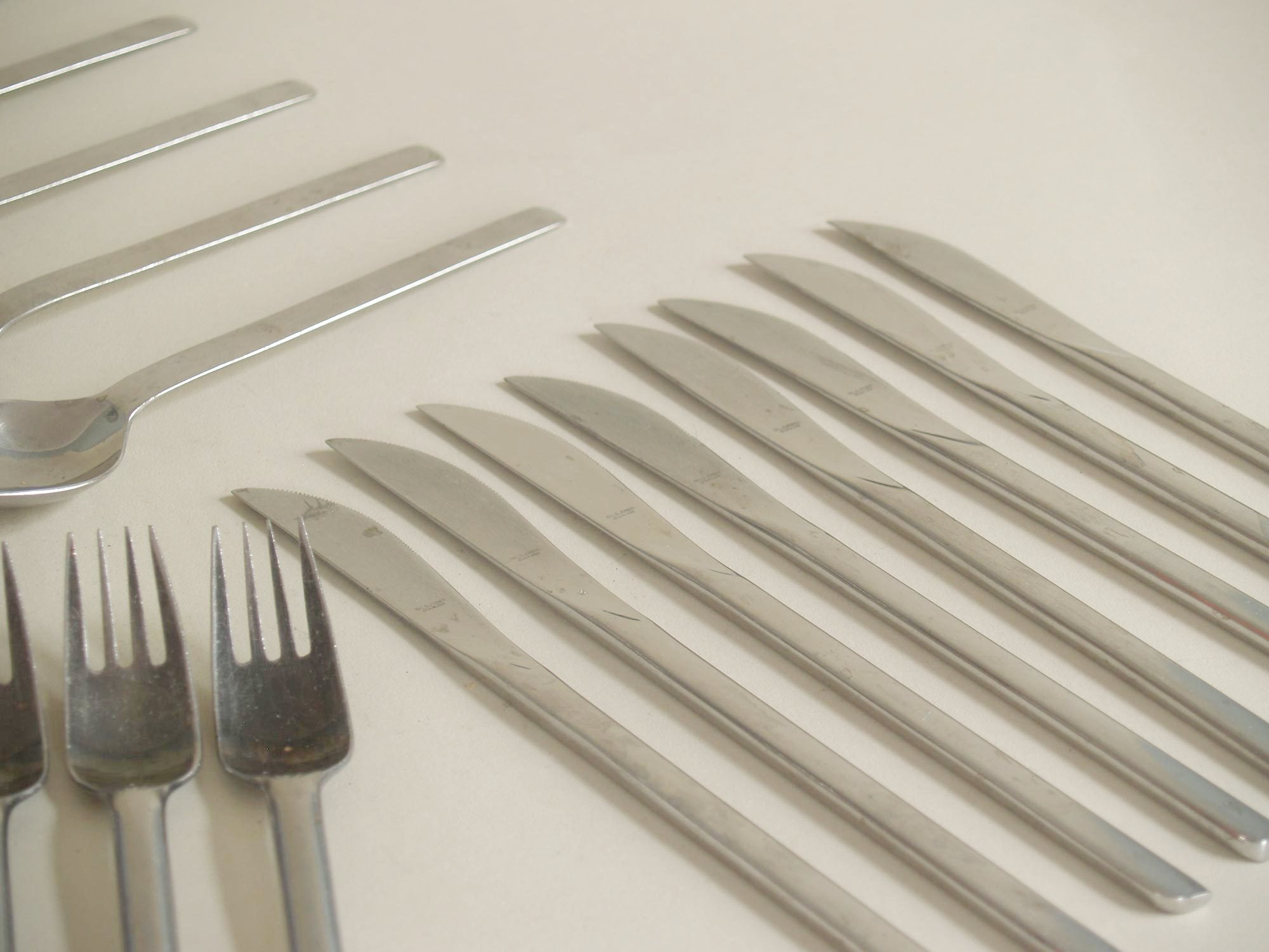 Ménagère / Service de table par Nils Johan, Suède (vers 1950)..Modernist Cutlery Set by Nils Johan, Sweden (circa 1950)