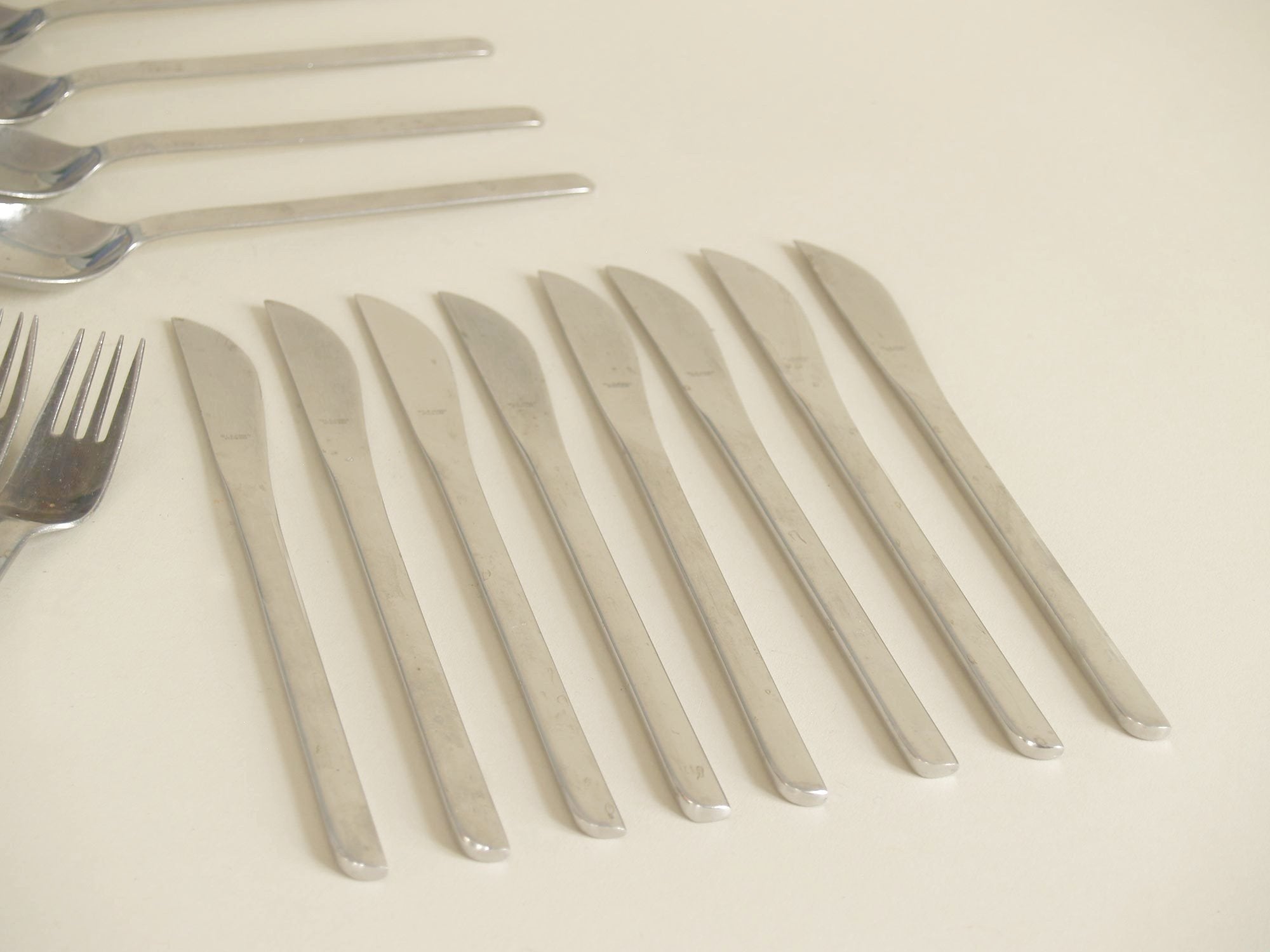 Ménagère / Service de table par Nils Johan, Suède (vers 1950)..Modernist Cutlery Set by Nils Johan, Sweden (circa 1950)