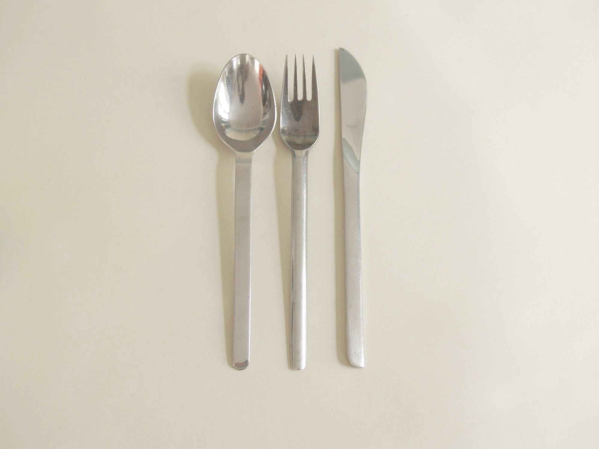 Ménagère / Service de table par Nils Johan, Suède (vers 1950)..Modernist Cutlery Set by Nils Johan, Sweden (circa 1950)