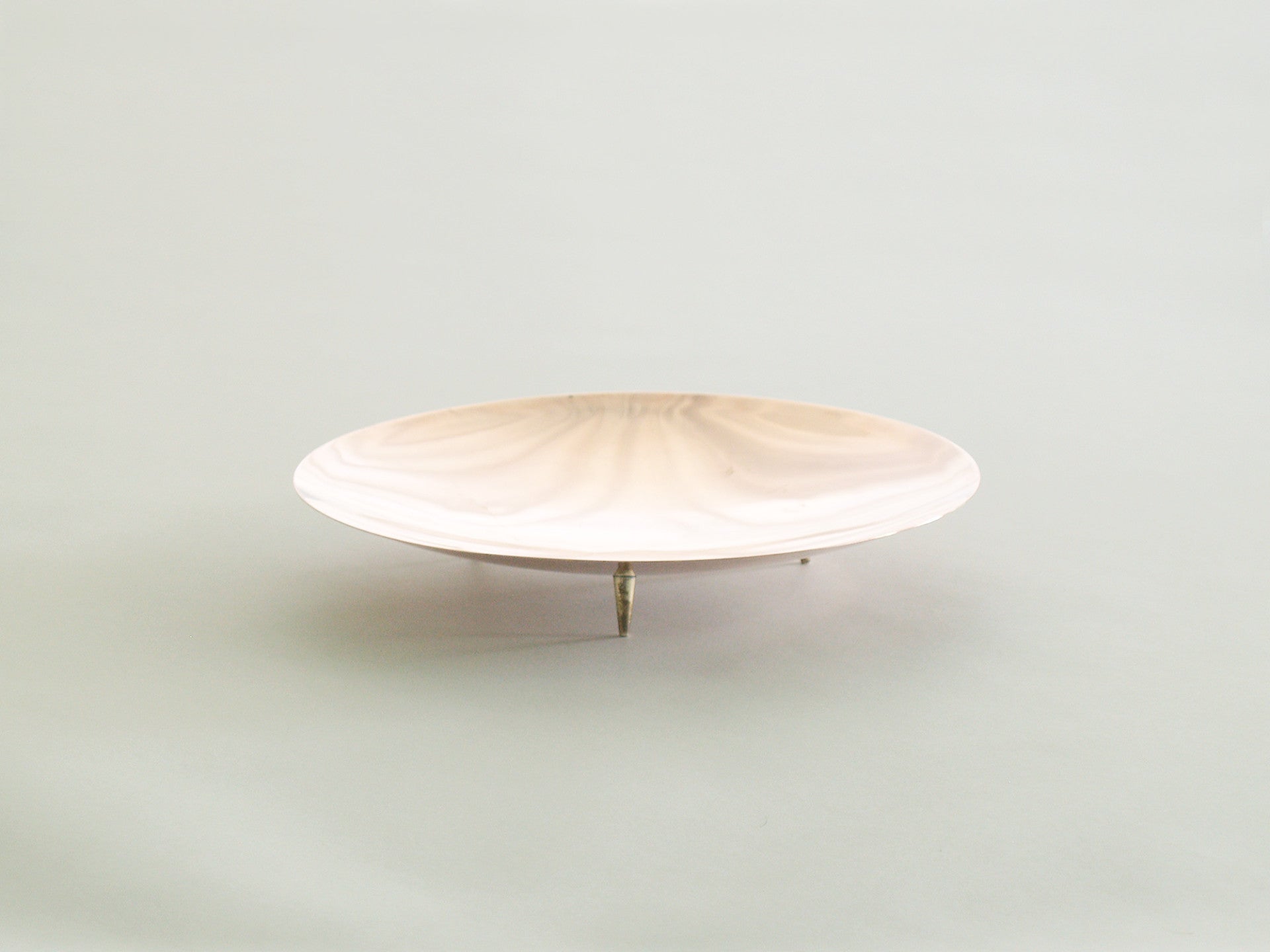 Coupe d’Ernst Dragsted, Danemark (vers 1940)..Large dish by Ernst Dragsted, Denmark (circa 1940)