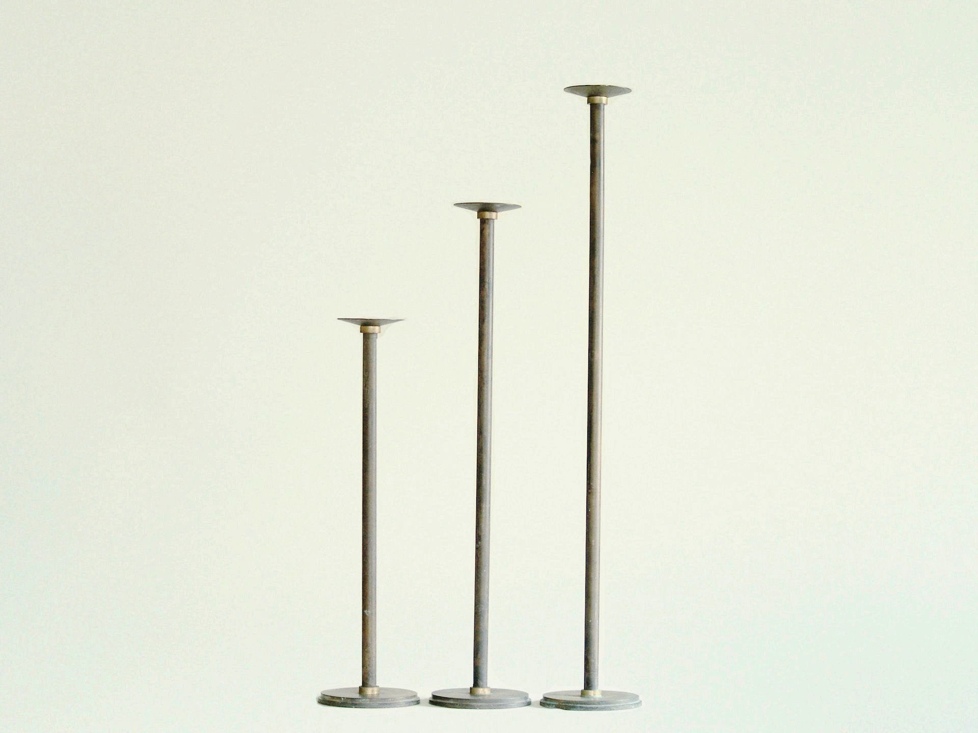 Suite de flambeaux néoclassiques monumentaux, Scandinavie (vers 1920)..Set of monumental neoclassical candle holders, Scandinavia (ca. 1920)