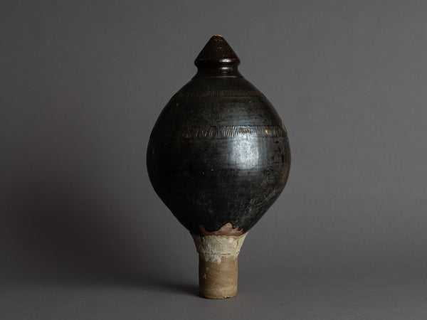 Rare épi de faîtage en grès du bas-Berry, France (fin du XVIIIe / début du XIXe siècle)..Rare freeform stoneware roof finial from Duchy of Berry, France (late 18th / early 19th century)