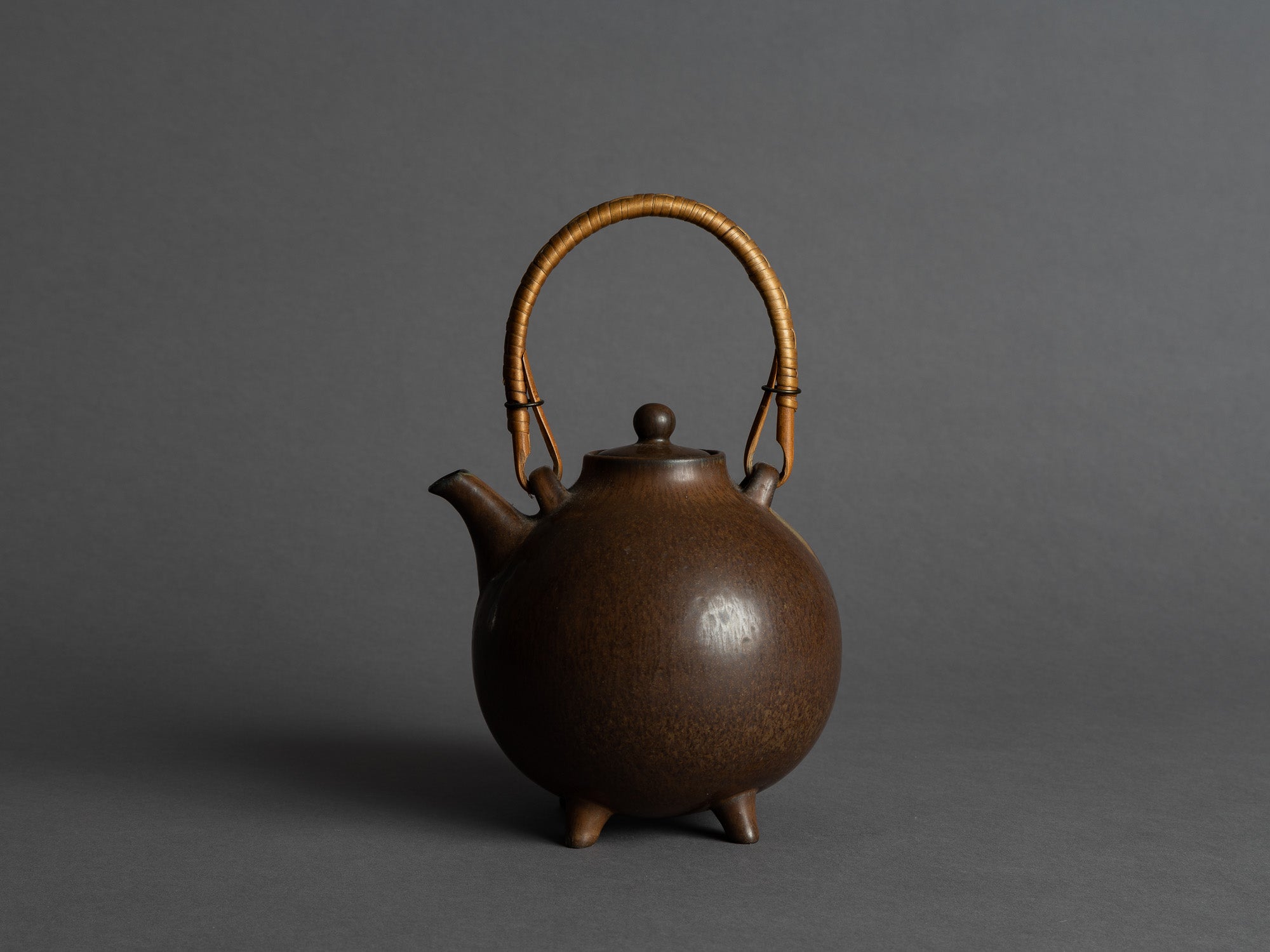Théière par Gunnar Nylund pour Rörstrand, Suède (vers 1935-40)..Teapot by Gunnar Nylund for Rörstrand, Sweden (ca. 1935-40)