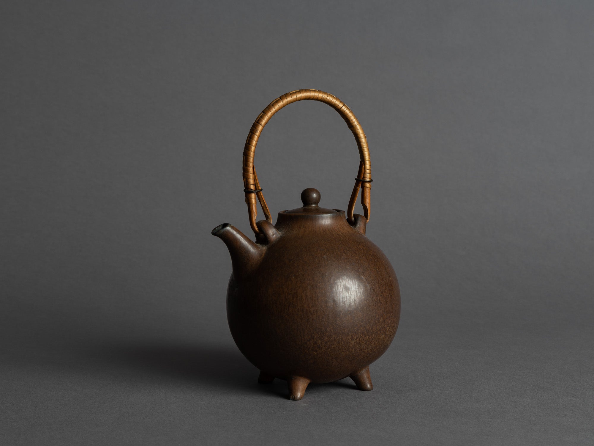 Théière par Gunnar Nylund pour Rörstrand, Suède (vers 1935-40)..Teapot by Gunnar Nylund for Rörstrand, Sweden (ca. 1935-40)