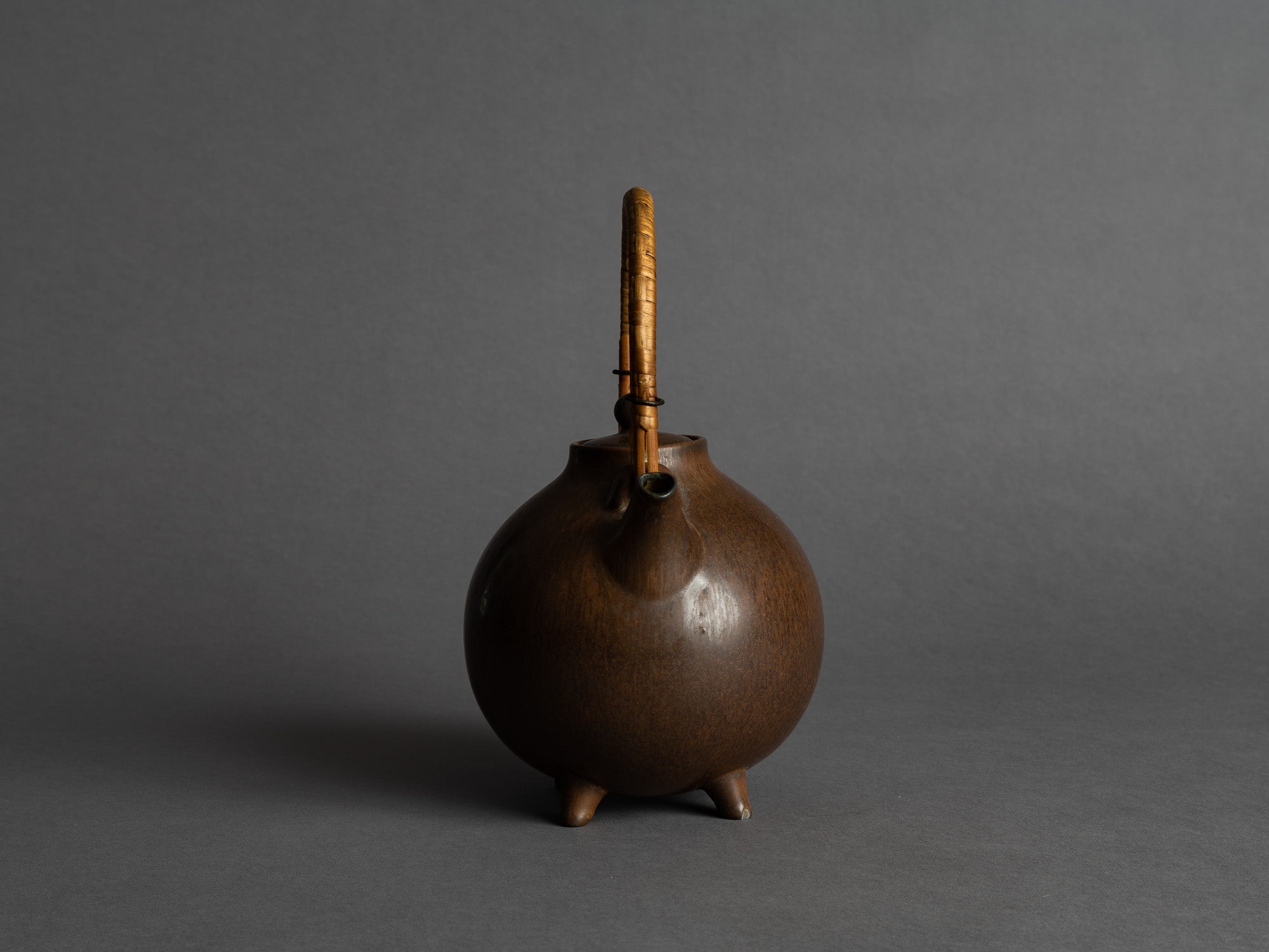 Théière par Gunnar Nylund pour Rörstrand, Suède (vers 1935-40)..Teapot by Gunnar Nylund for Rörstrand, Sweden (ca. 1935-40)