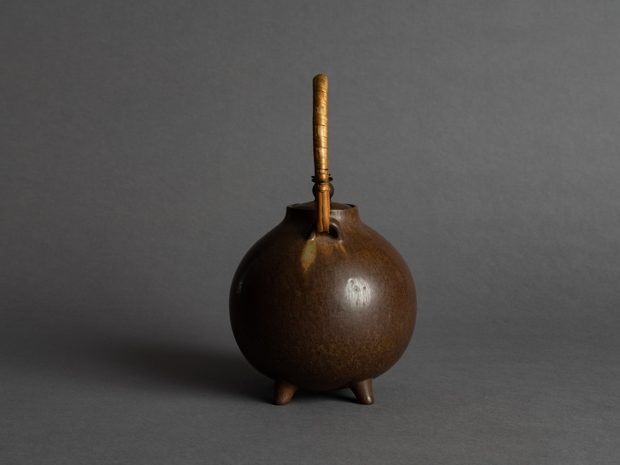 Théière par Gunnar Nylund pour Rörstrand, Suède (vers 1935-40)..Teapot by Gunnar Nylund for Rörstrand, Sweden (ca. 1935-40)